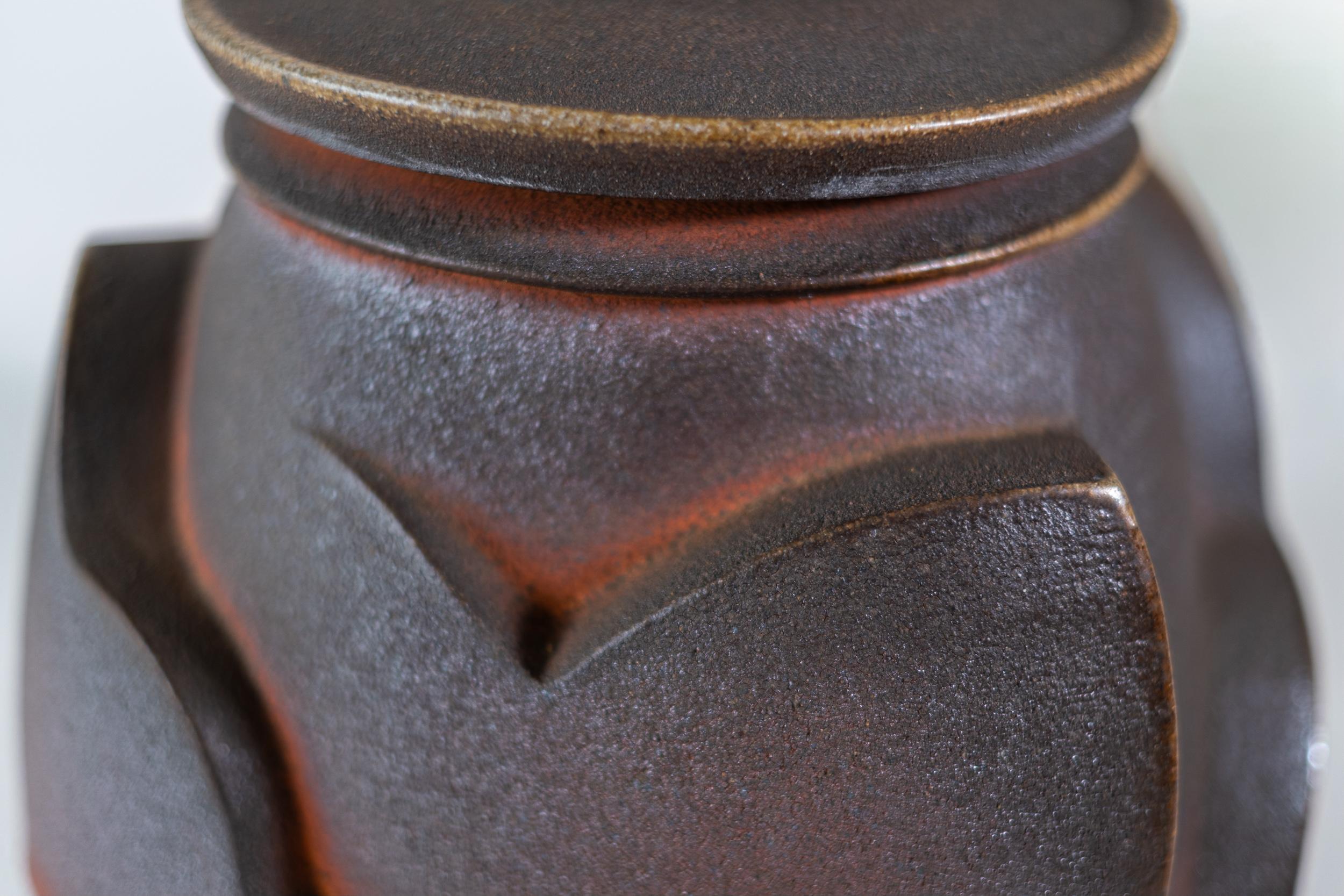 Vase en relief couvert II - abstrait, émaillé, céramique, sculpture de vaisseau en vente 4