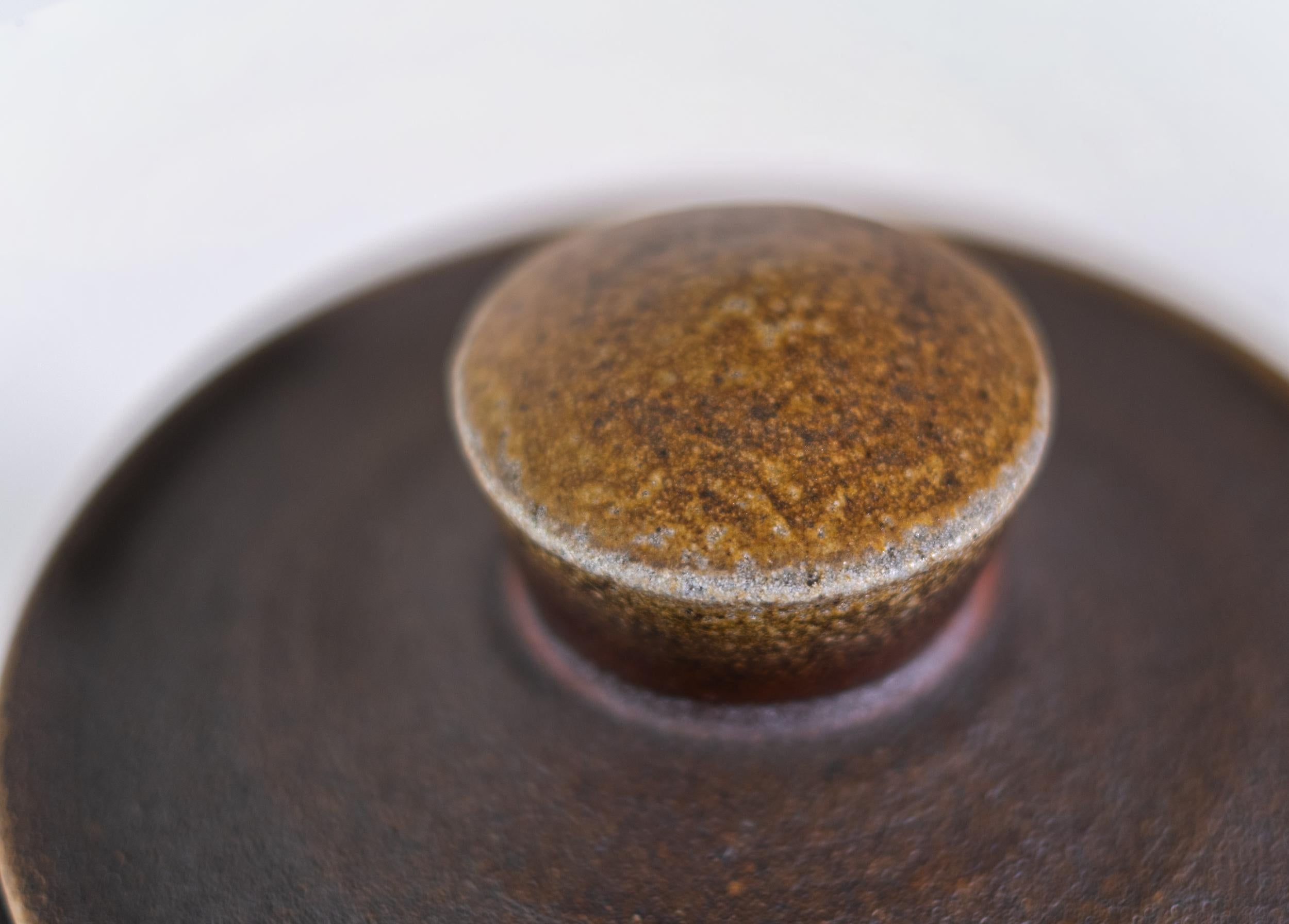 Vase en relief couvert II - abstrait, émaillé, céramique, sculpture de vaisseau en vente 5