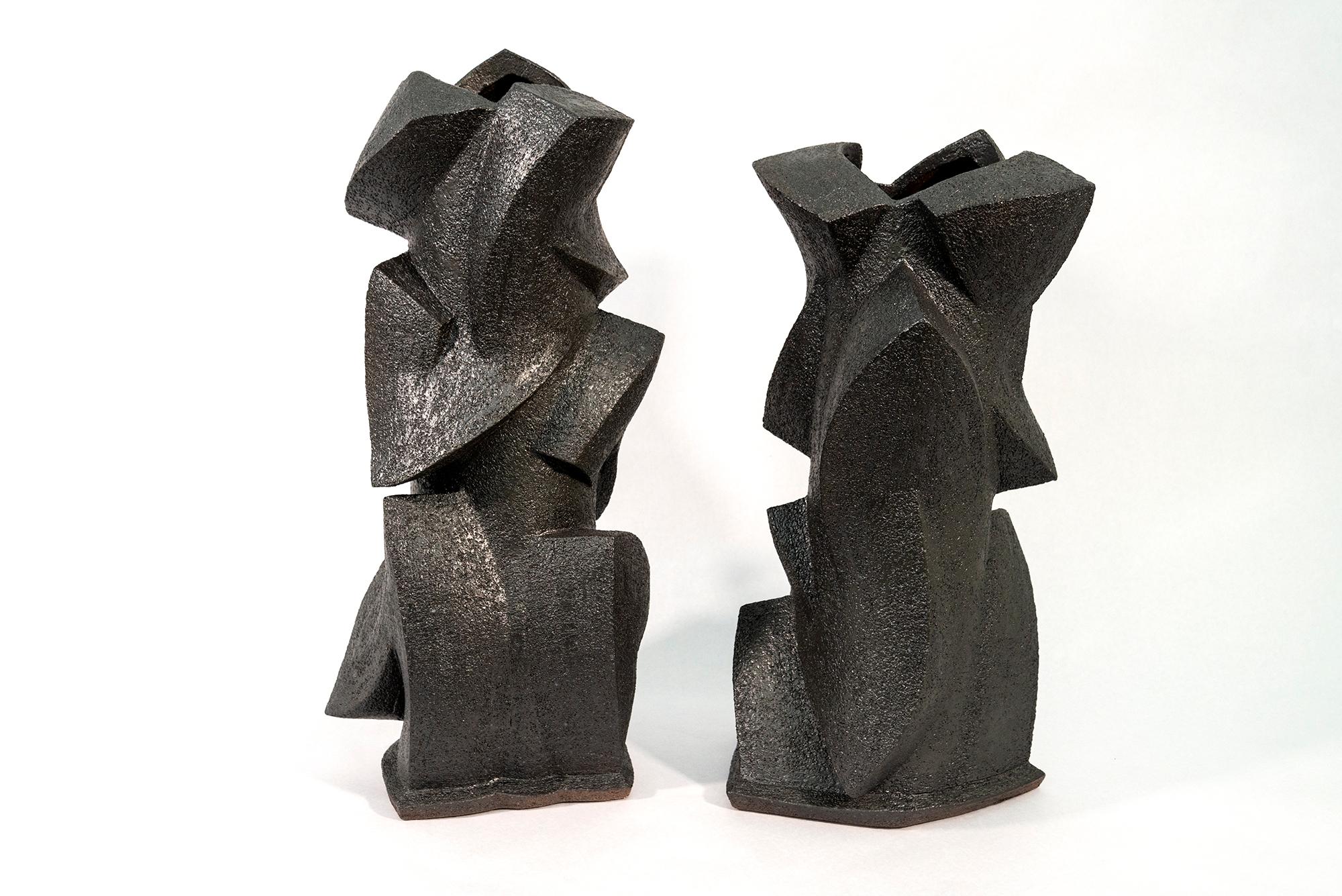 Coppia di vasi in rilievo - scultura astratta, smaltata, in ceramica, in vaso in vendita 8