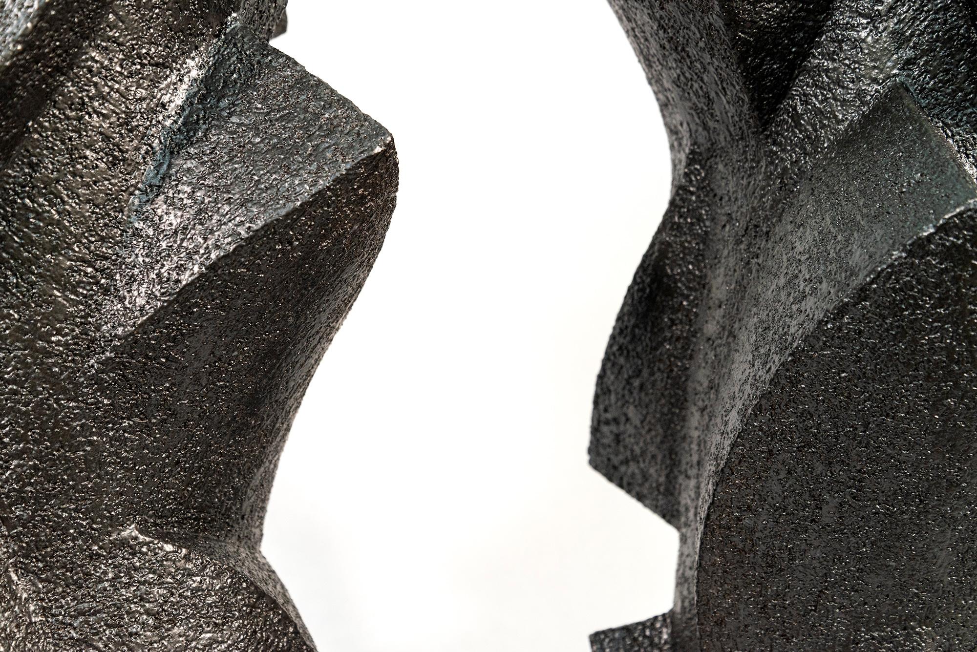 Coppia di vasi in rilievo - scultura astratta, smaltata, in ceramica, in vaso in vendita 1