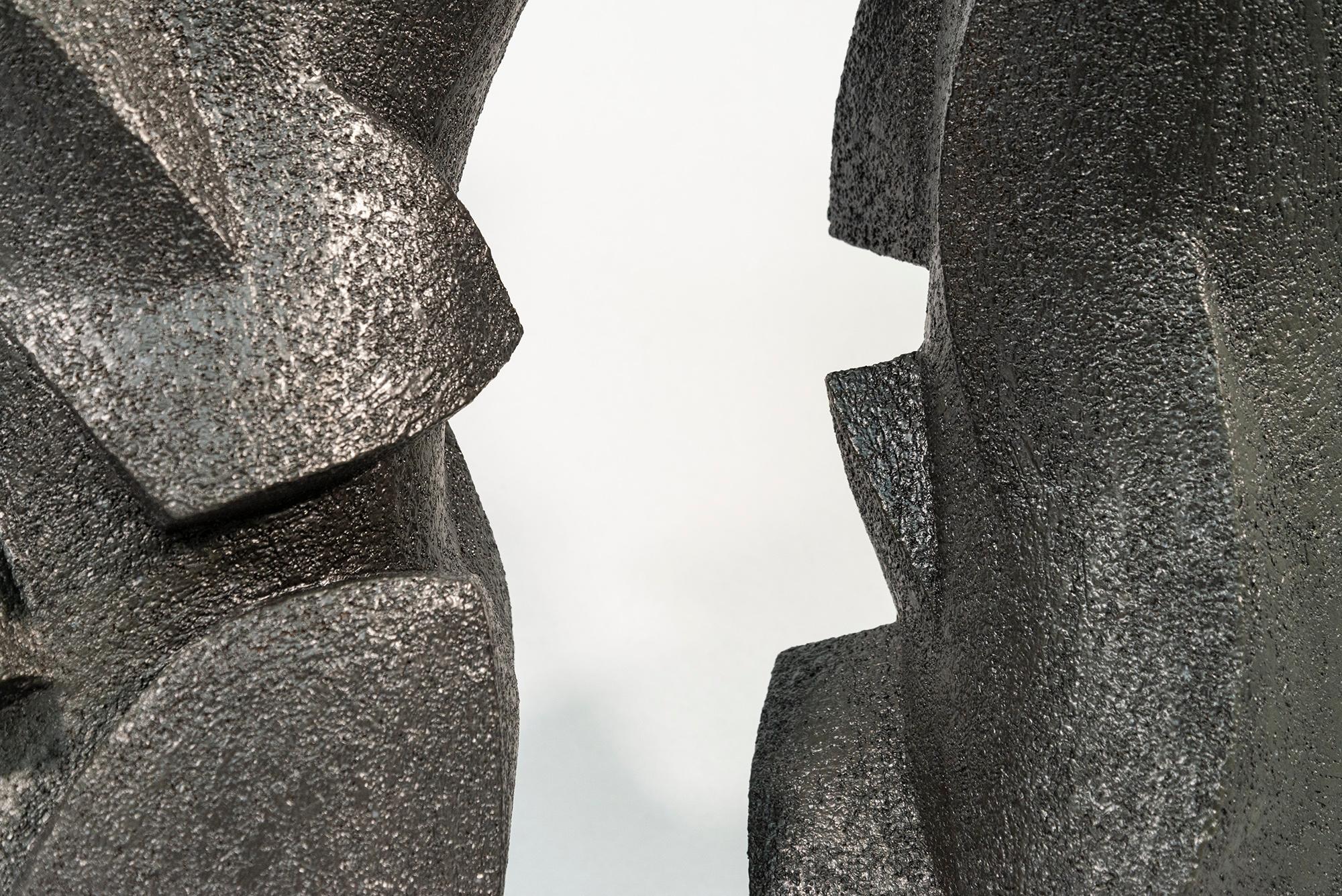 Coppia di vasi in rilievo - scultura astratta, smaltata, in ceramica, in vaso in vendita 2