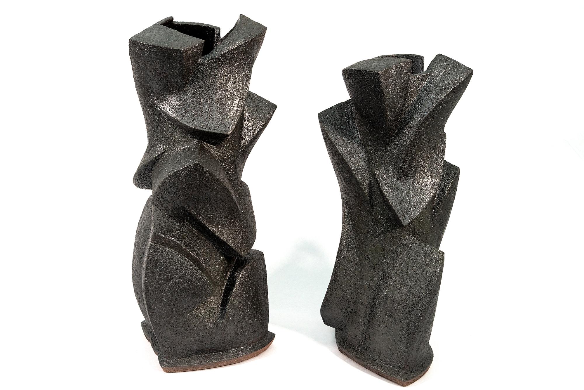 Coppia di vasi in rilievo - scultura astratta, smaltata, in ceramica, in vaso in vendita 4