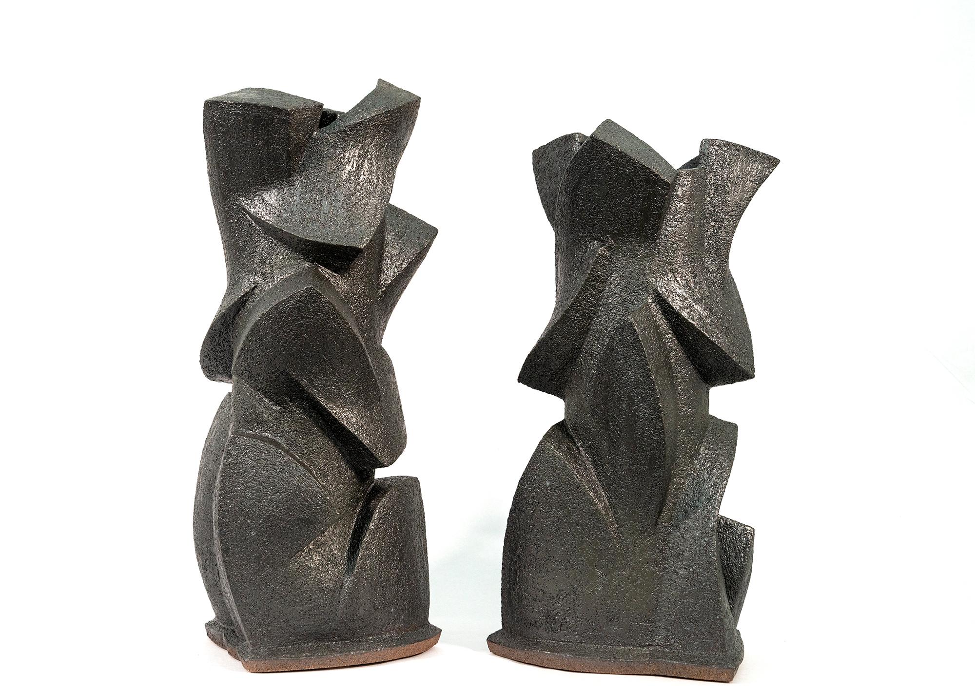 Coppia di vasi in rilievo - scultura astratta, smaltata, in ceramica, in vaso in vendita 5