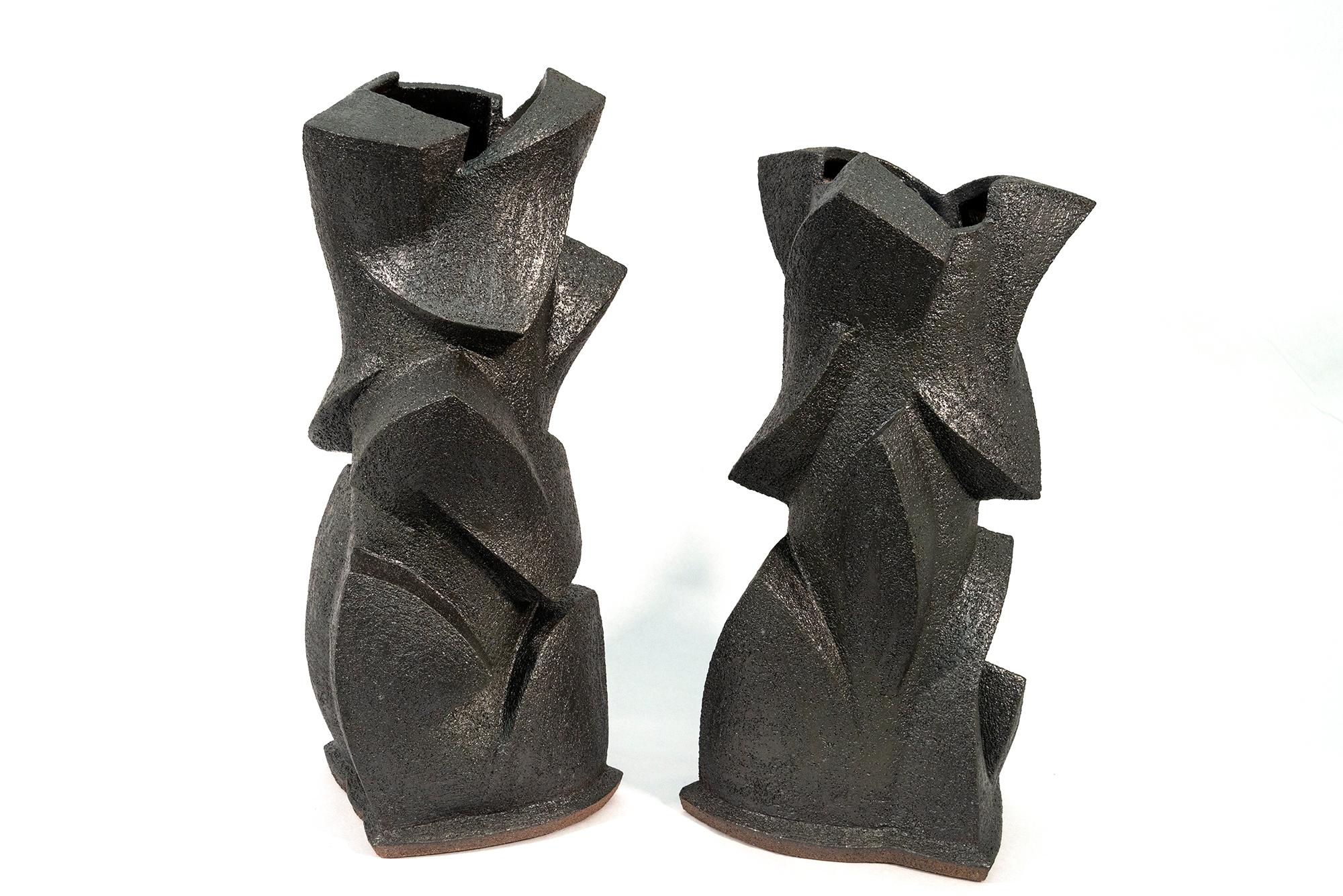 Coppia di vasi in rilievo - scultura astratta, smaltata, in ceramica, in vaso in vendita 6