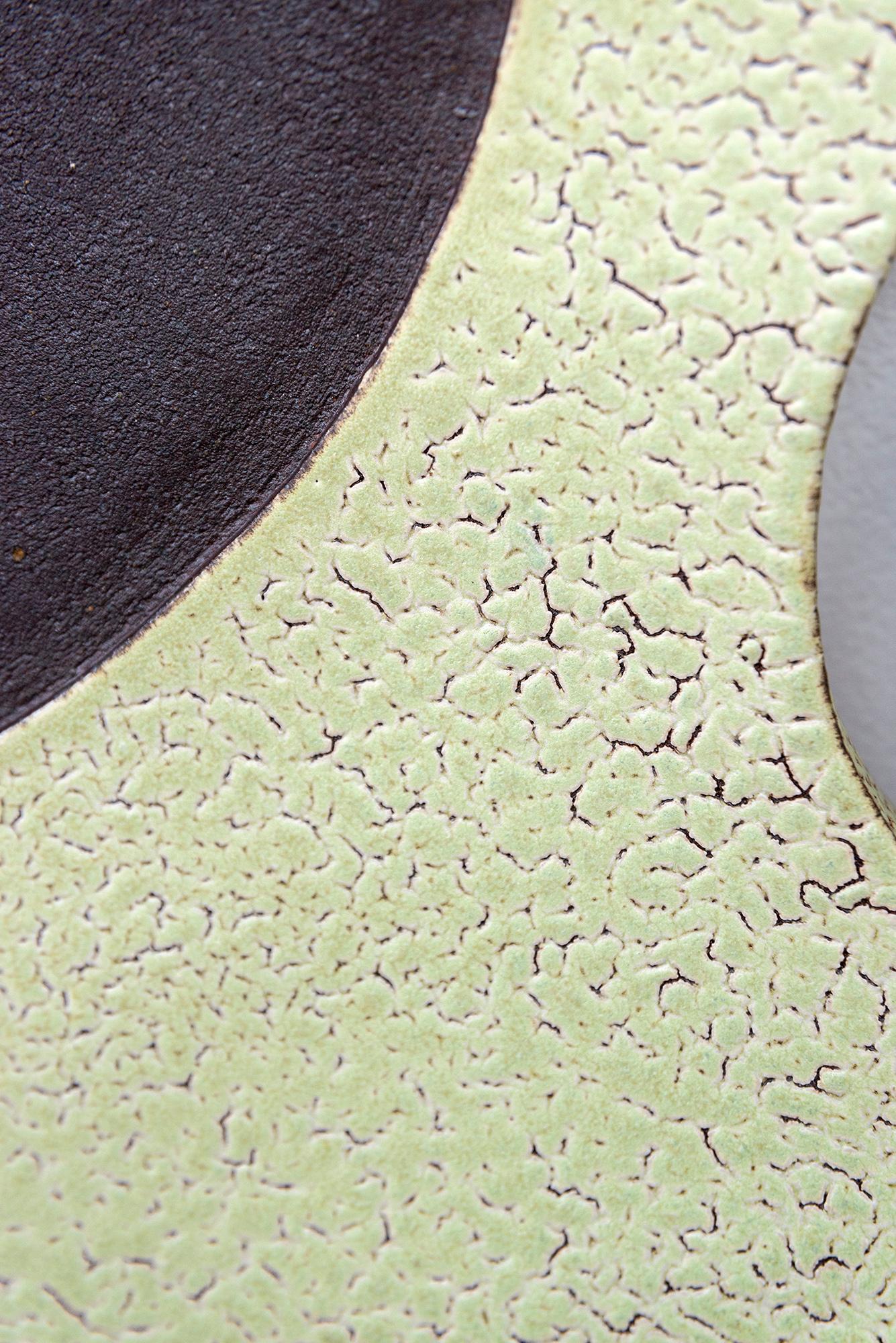 Paire de plaques murales à jupe (pistache) - abstrait, émaillé, céramique, sculpture murale en vente 7