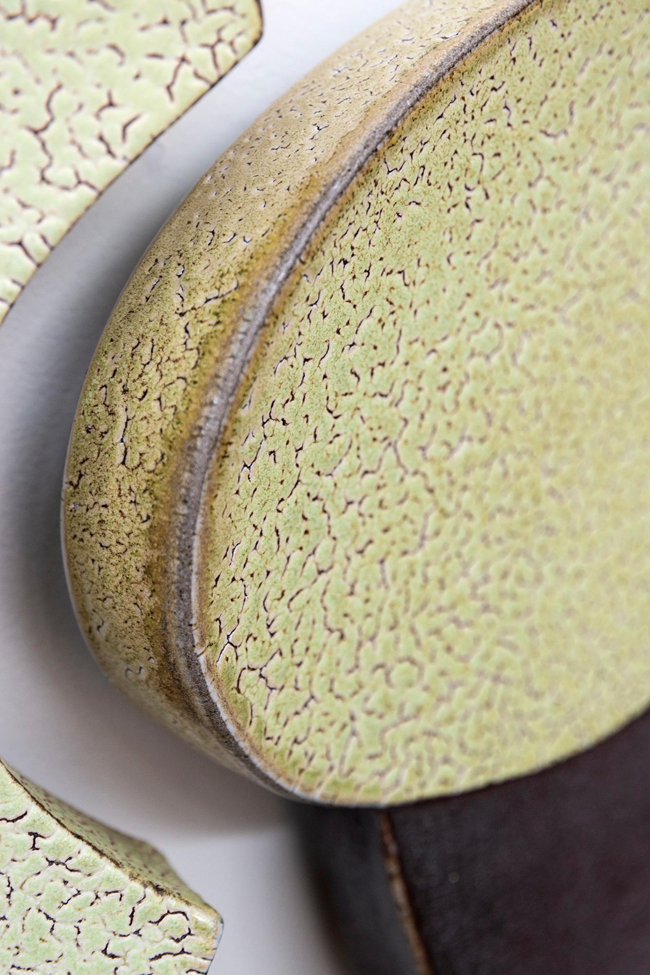 Paire de plaques murales à jupe (pistache) - abstrait, émaillé, céramique, sculpture murale en vente 8