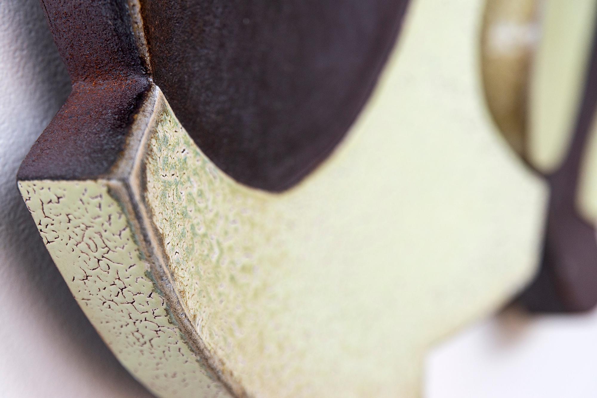 Paire de plaques murales à jupe (pistache) - abstrait, émaillé, céramique, sculpture murale en vente 10