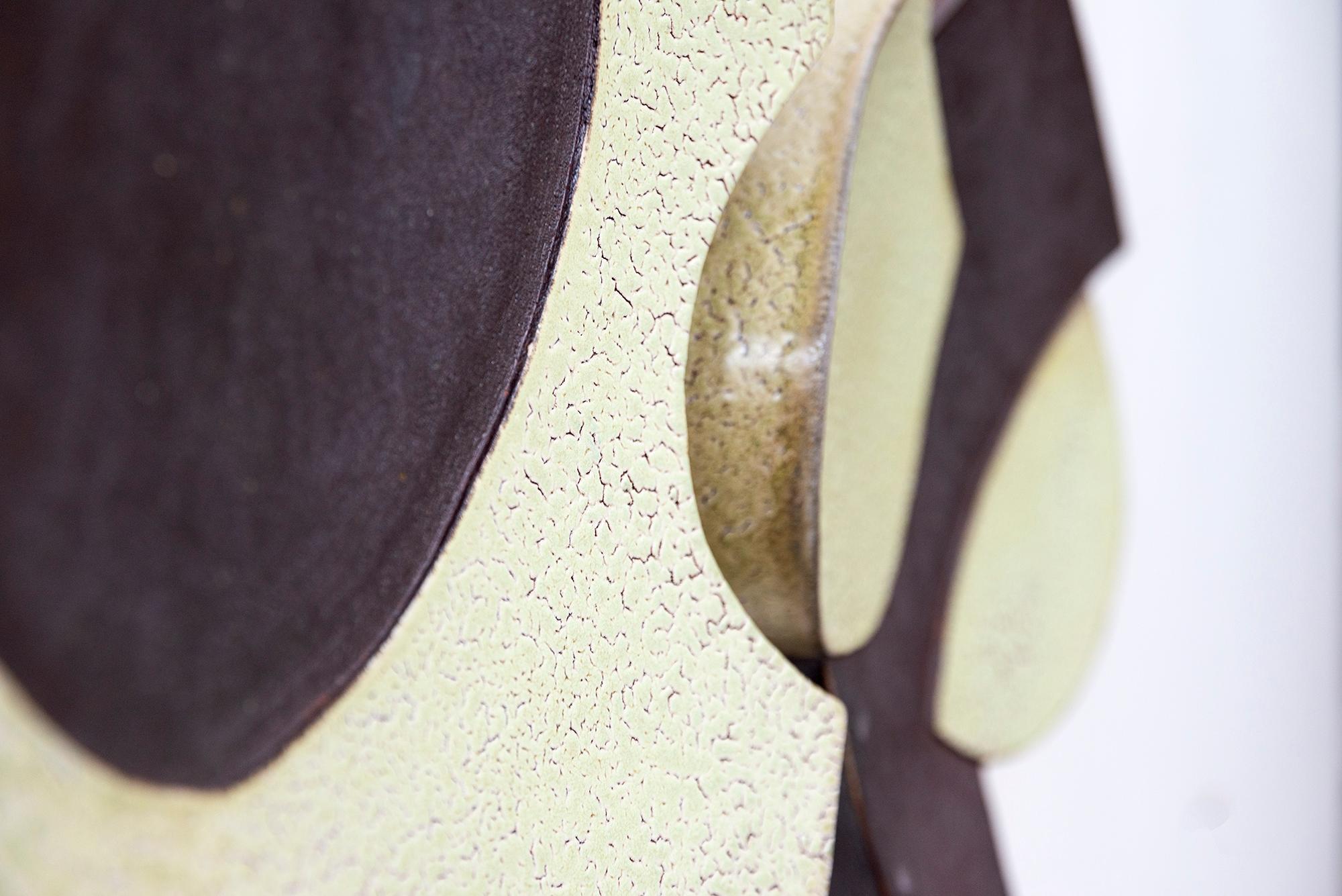 Paire de plaques murales à jupe (pistache) - abstrait, �émaillé, céramique, sculpture murale en vente 11