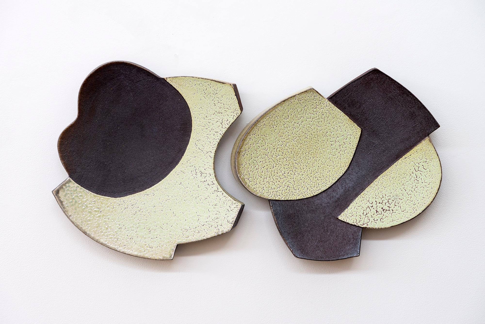 Paire de plaques murales à jupe (pistache) - abstrait, émaillé, céramique, sculpture murale en vente 12