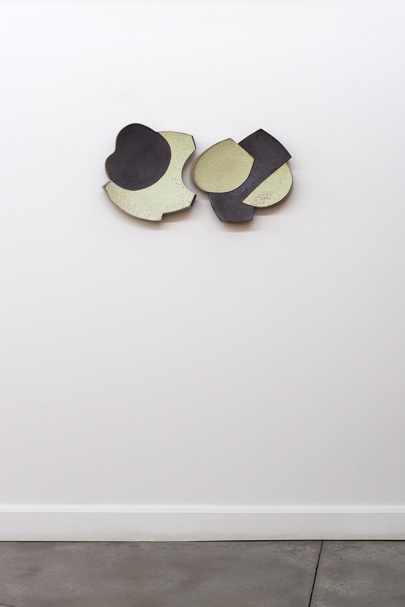 Paire de plaques murales à jupe (pistache) - abstrait, émaillé, céramique, sculpture murale en vente 13