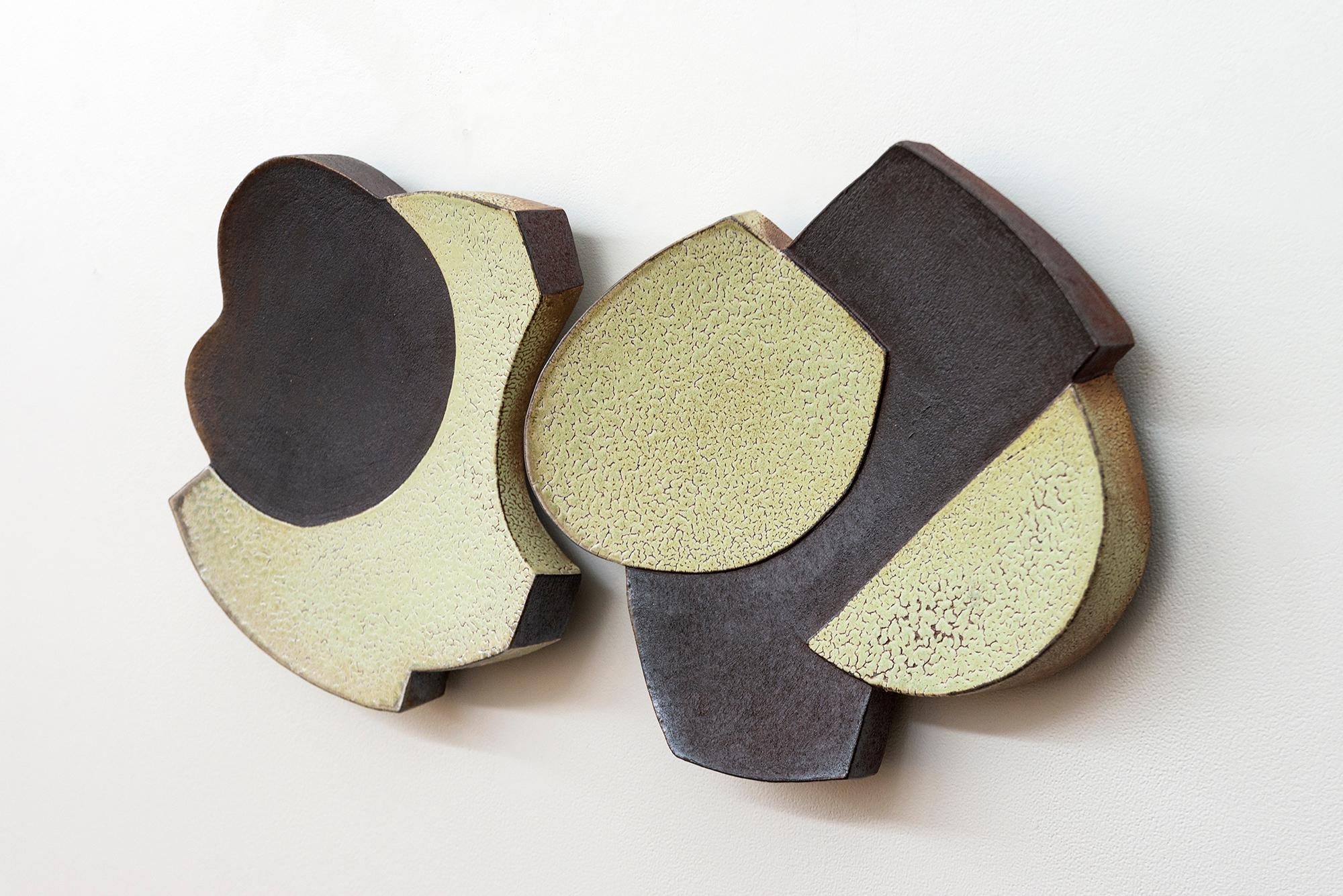 Cette paire de plaques murales contemporaines en céramique est l'œuvre de Bruce Cochrane.

Les œuvres d'argile saisissantes de cet artiste canadien lui ont valu une attention internationale, notamment plusieurs nominations pour le très estimé prix