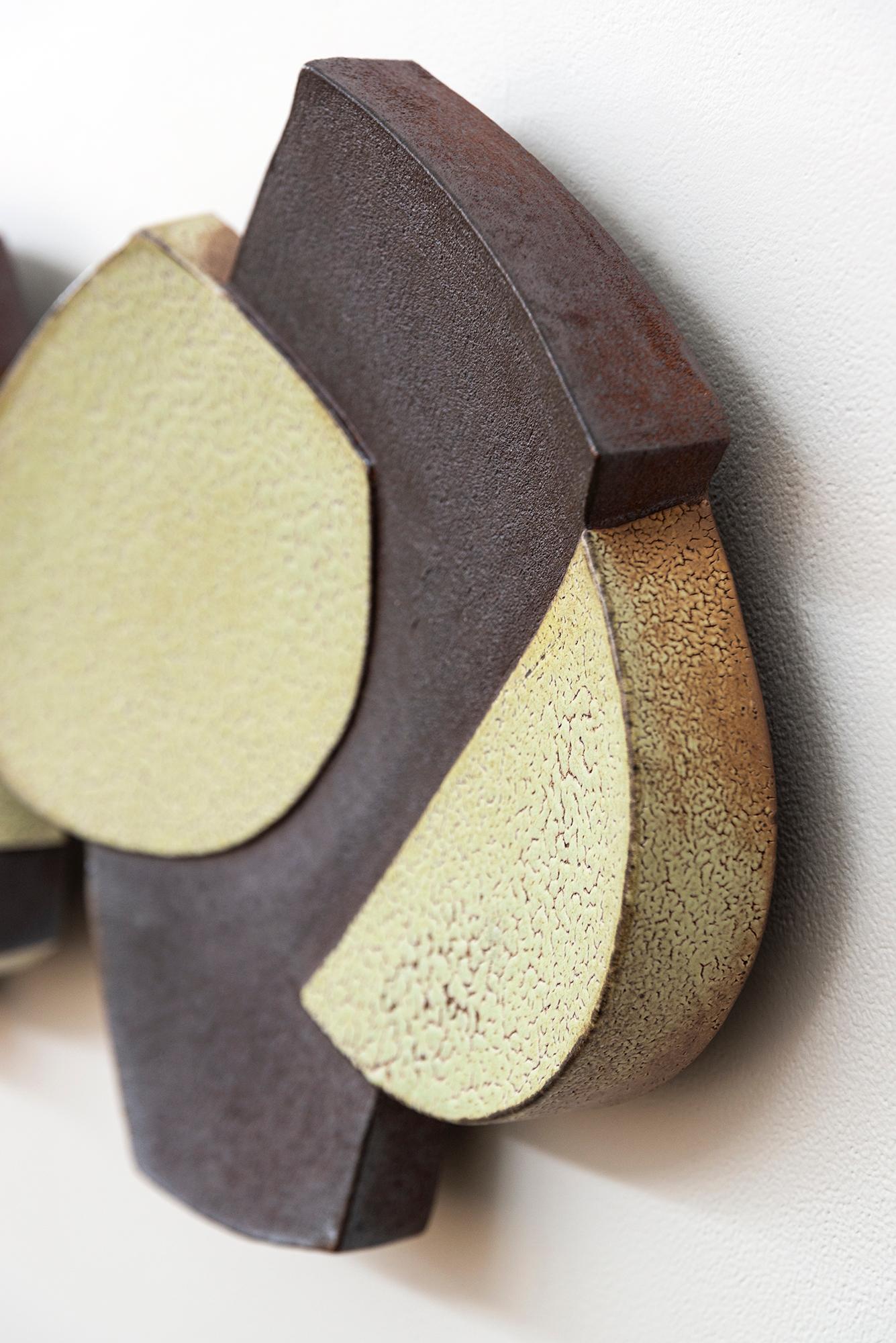 Paire de plaques murales à jupe (pistache) - abstrait, émaillé, céramique, sculpture murale en vente 1