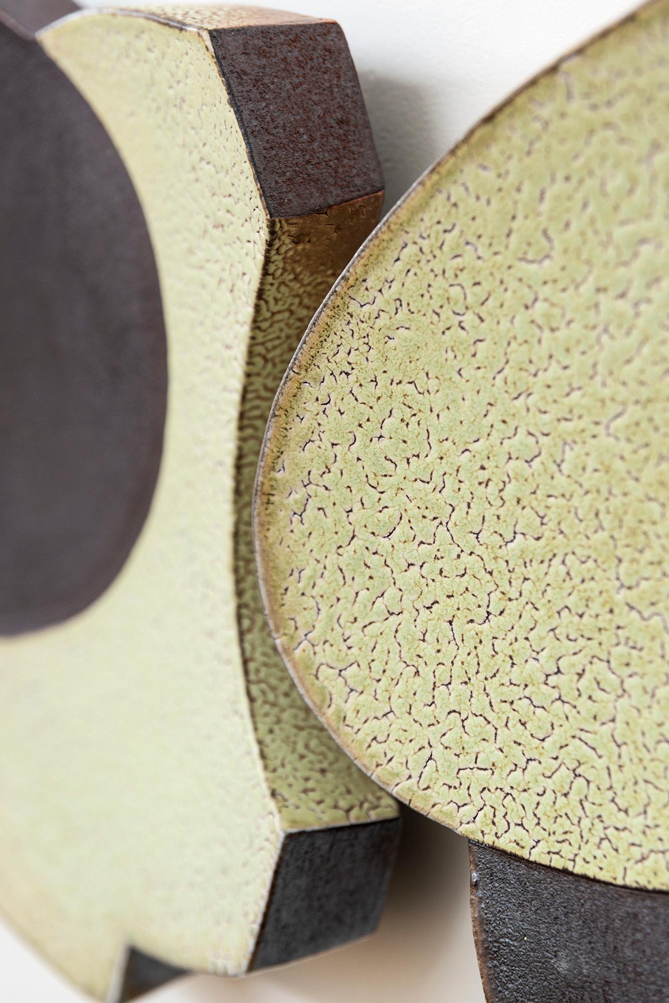 Paire de plaques murales à jupe (pistache) - abstrait, émaillé, céramique, sculpture murale en vente 2