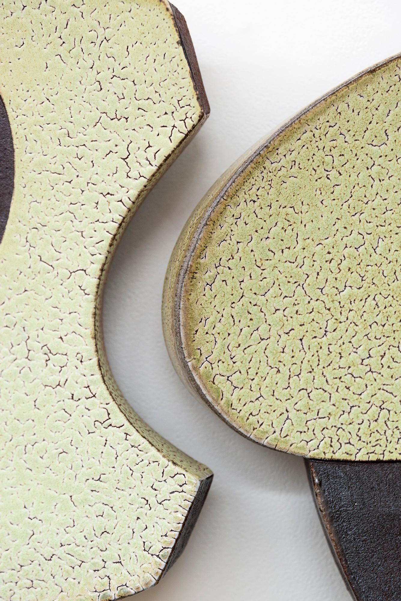 Paire de plaques murales à jupe (pistache) - abstrait, émaillé, céramique, sculpture murale en vente 3