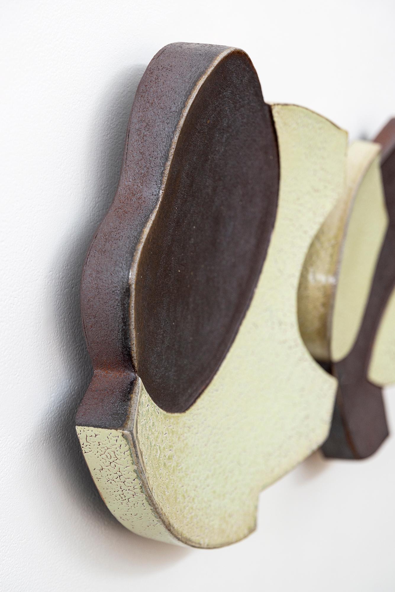 Paire de plaques murales à jupe (pistache) - abstrait, émaillé, céramique, sculpture murale en vente 4