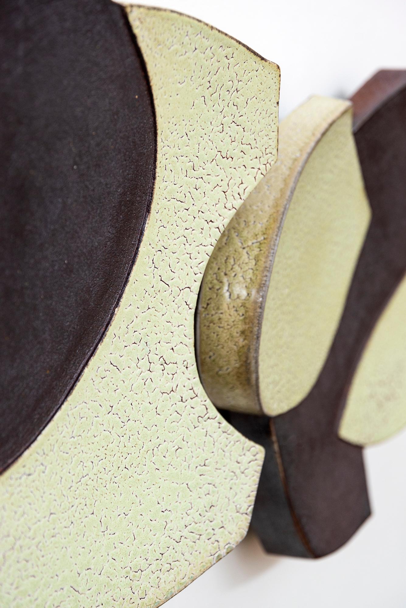 Paire de plaques murales à jupe (pistache) - abstrait, émaillé, céramique, sculpture murale en vente 5