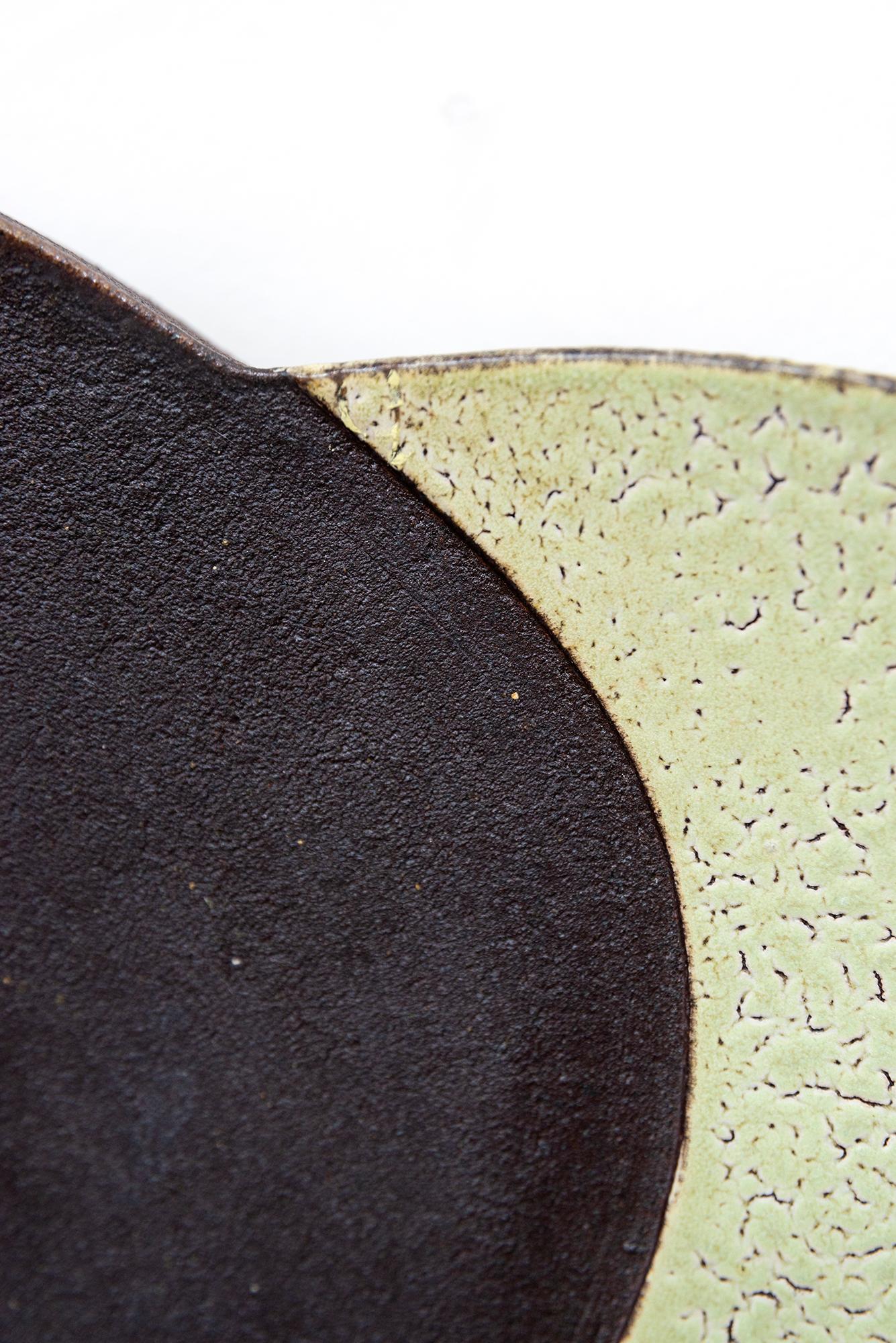 Paire de plaques murales à jupe (pistache) - abstrait, émaillé, céramique, sculpture murale en vente 6