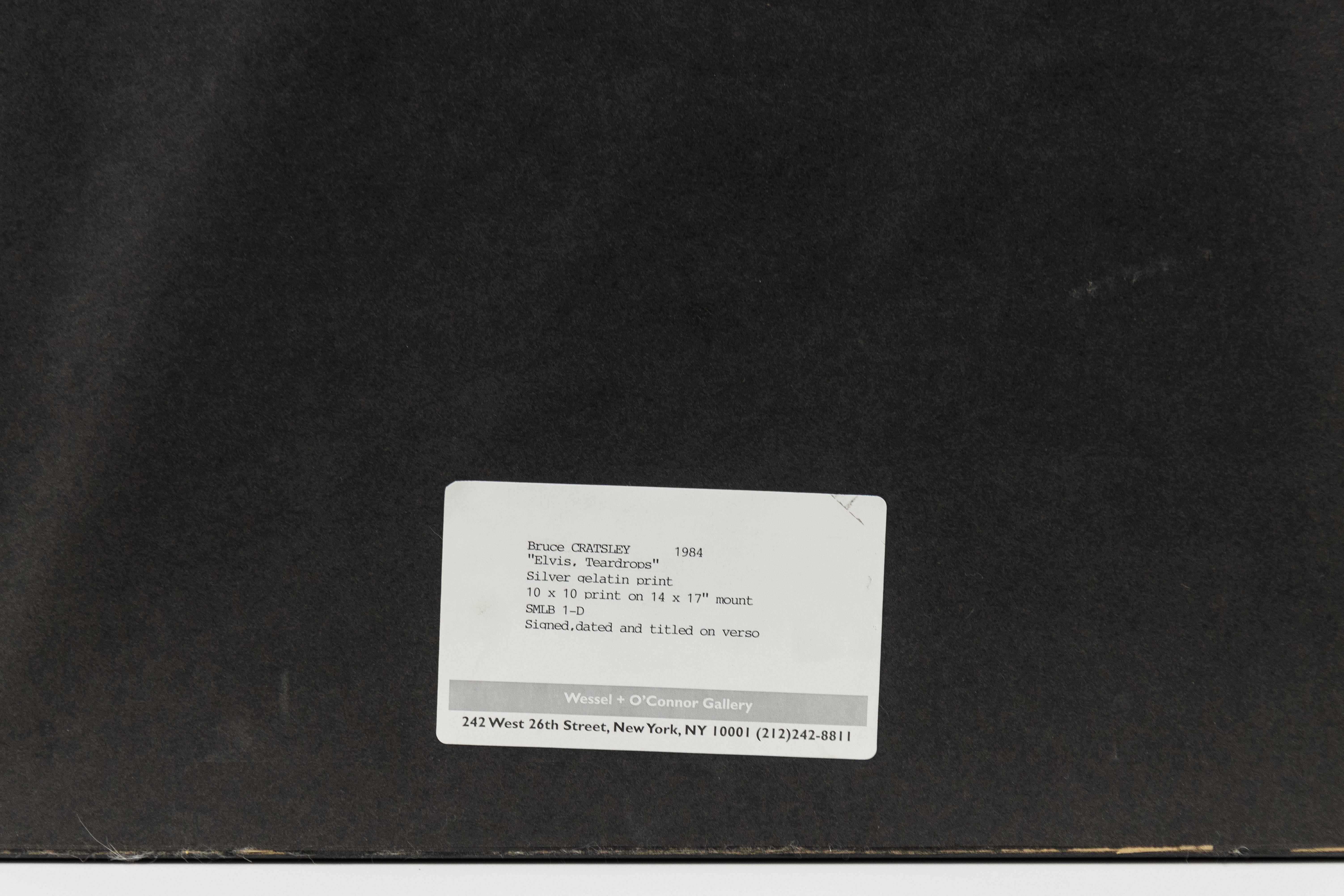 Dies ist eine Schwarz-Weiß-Fotografie von Elvis Presley von Bruce Cratsley, die von CLAMP in New York City angeboten wird.

Elvis Teardrops
1984

Gelatinesilberdruck

17 x 14 Zoll (43,2 x 35,6 cm), Blatt
10 x 10 Zoll (25,4 x 25,4 cm), Bild

$2,815