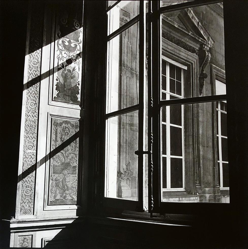 Bruce Cratsley Black and White Photograph – Das Louvre-Fenster, Paris