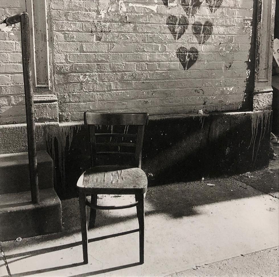 Bruce Cratsley Black and White Photograph – Empty Chair aus der Zeit des Kaiserreichs