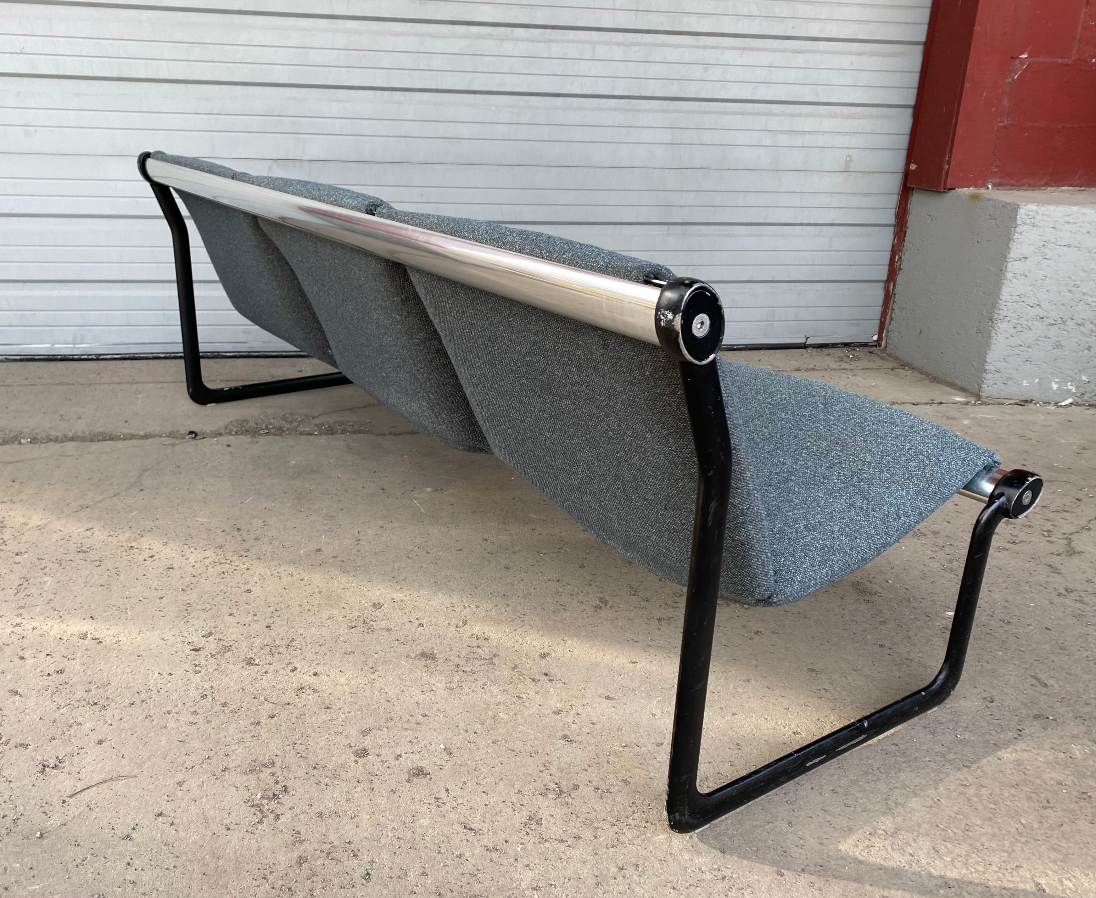 Iconic Knoll sling bench designed by Hannah Morrison, black coated aluminum frame with grey wool upholstery.
Some small marks on the frame but in otherwise great condition for its age... Retains original EARLY KNOLL label, hand delivery avail to