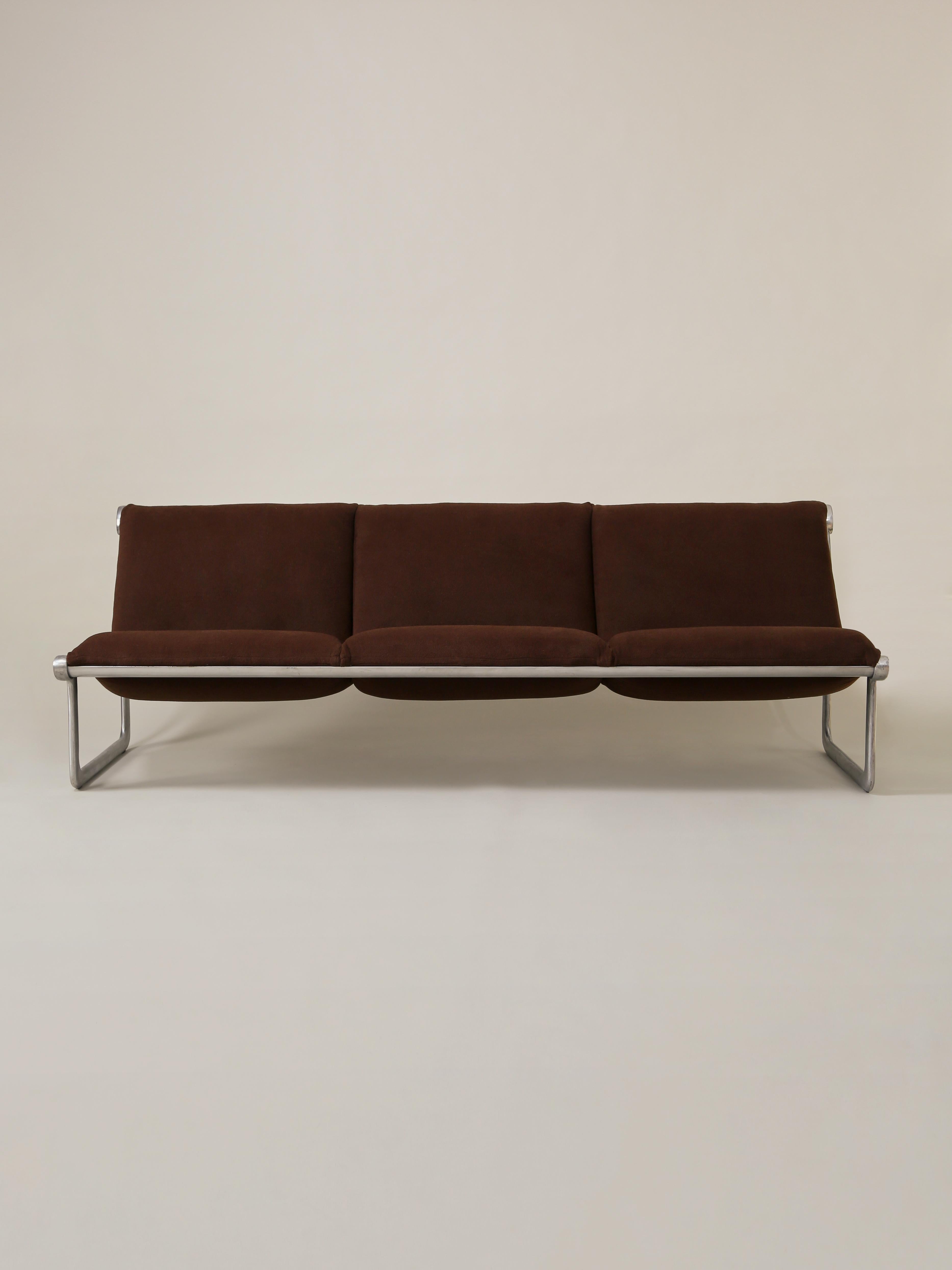 This Mid-Century Modern sling sofa, designed by Bruce Hannah and Andrew Morrison for Knoll during the 1970s, features three seats, reupholstered in a chocolate cashmere. The steel base is original.

Overall width: 81