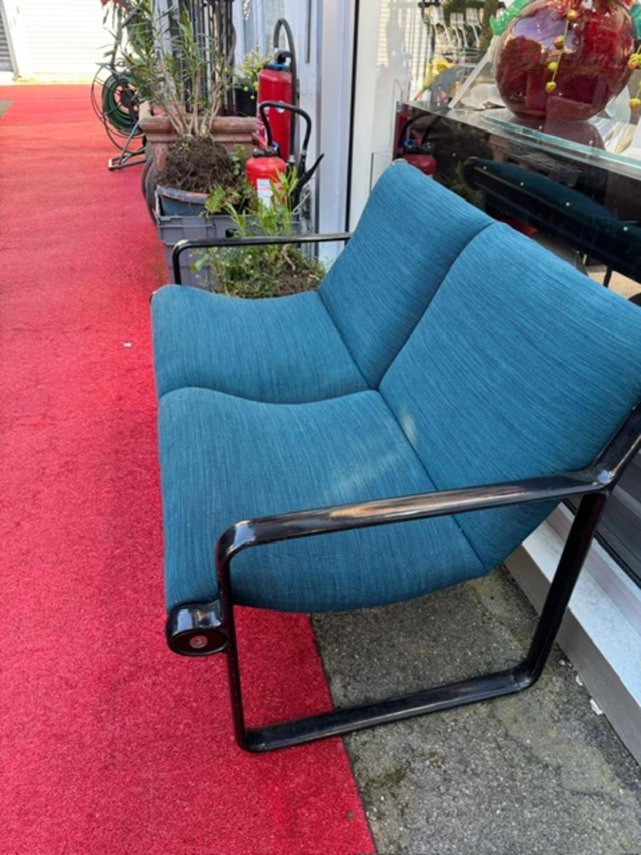 Bruce Hannah et Andrew Morrison (Design/One), Knoll (Créateur)

Dimensions :

Hauteur : 28 in (71,12 cm)

Largeur : 120 cm

Profondeur : 76,2 cm)

Hauteur du siège : (45,72) cm

Cadre métallique en tissu velours bleu canard d'origine, recouvert de