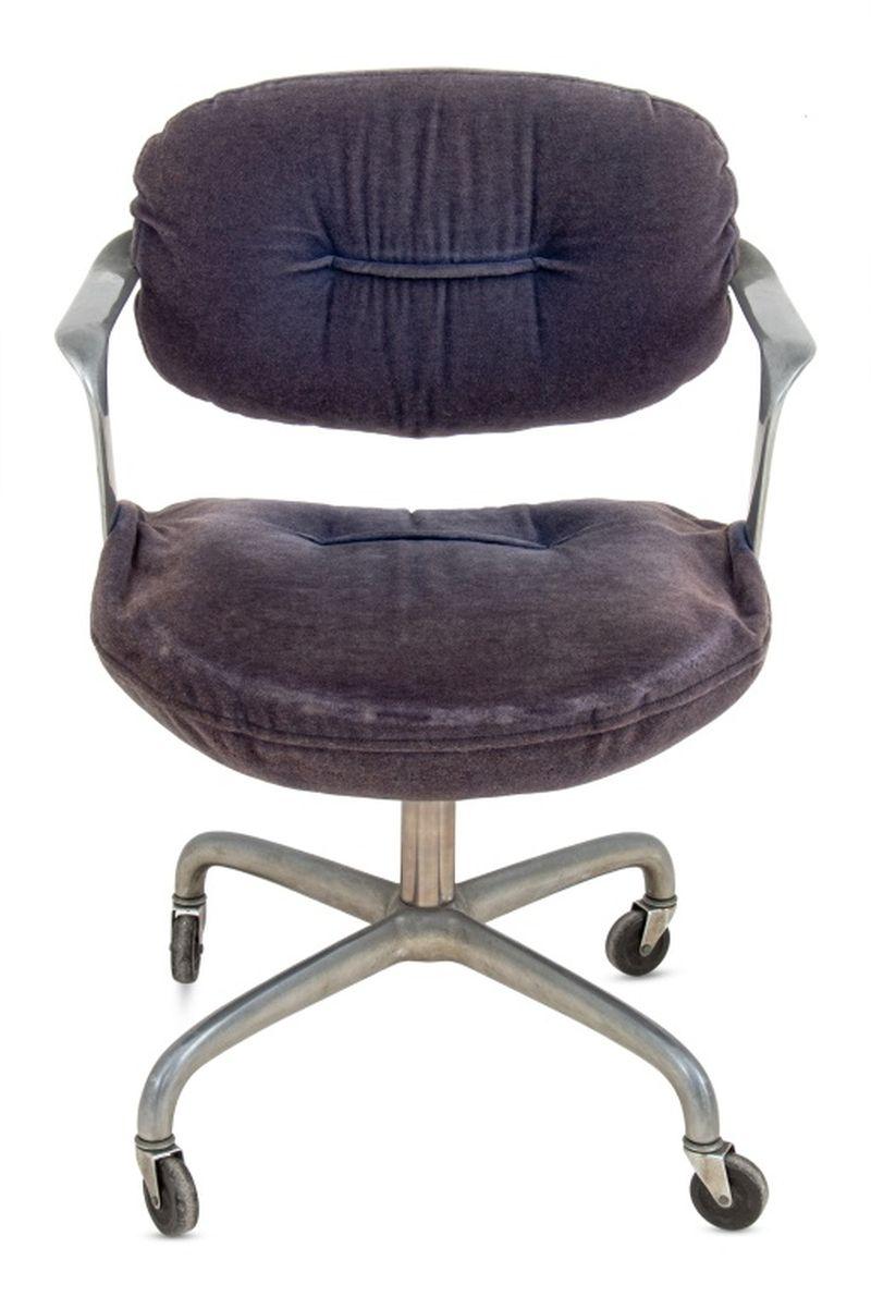 Bruce Hannah and Andrew Morrison for Knoll Swivel Desk Chair, model 2328, Knoll International, Inc. paper label to underside, with velvet covered seat and back atop chrome frame terminating in casters. 32.5