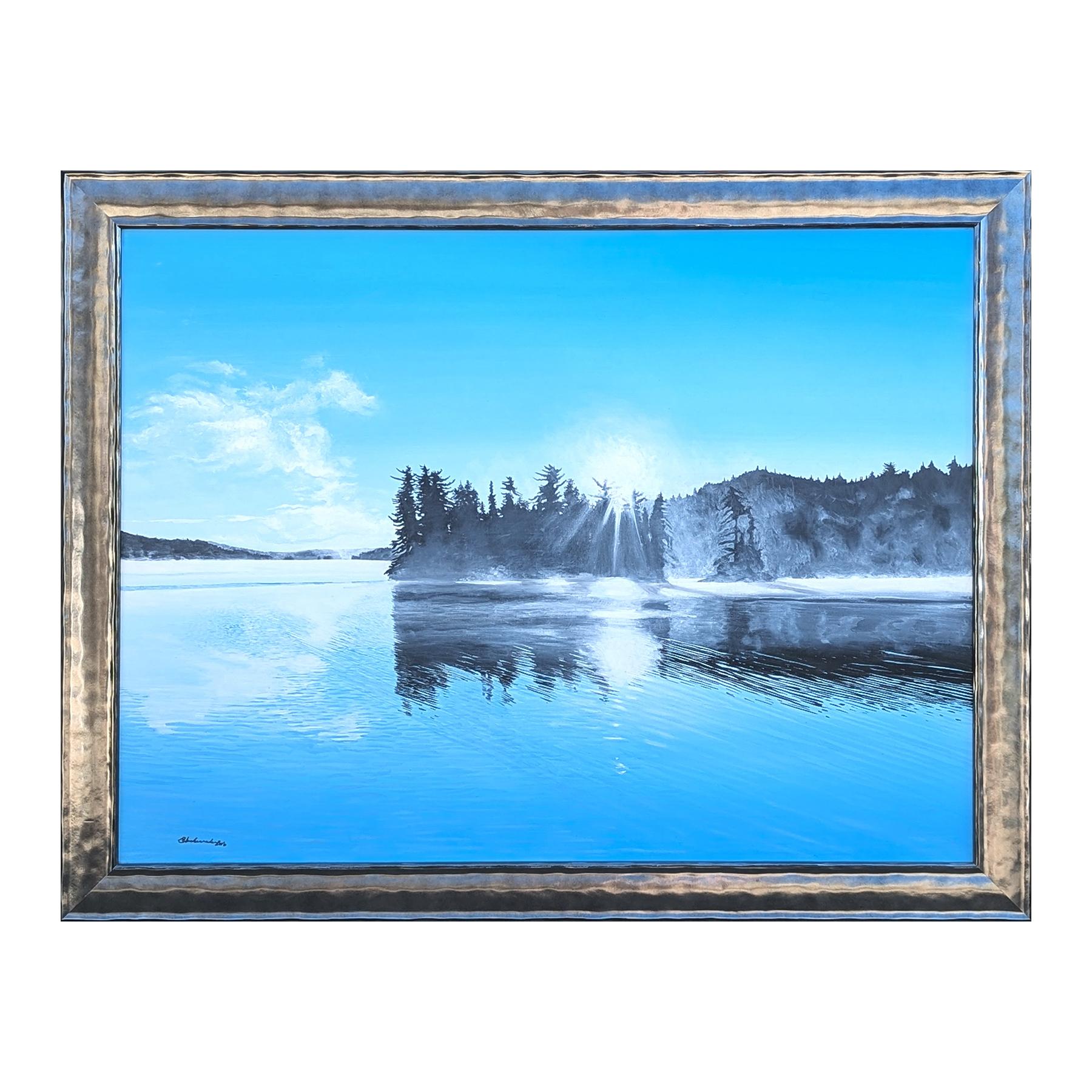 Quadro realistico contemporaneo di paesaggio lacustre boscoso dell'artista canadese Bruce Herchenrader. L'opera presenta un lontano boschetto di alberi e una montagna che si riflette sull'acqua calma di un lago. Firmato nell'angolo anteriore in