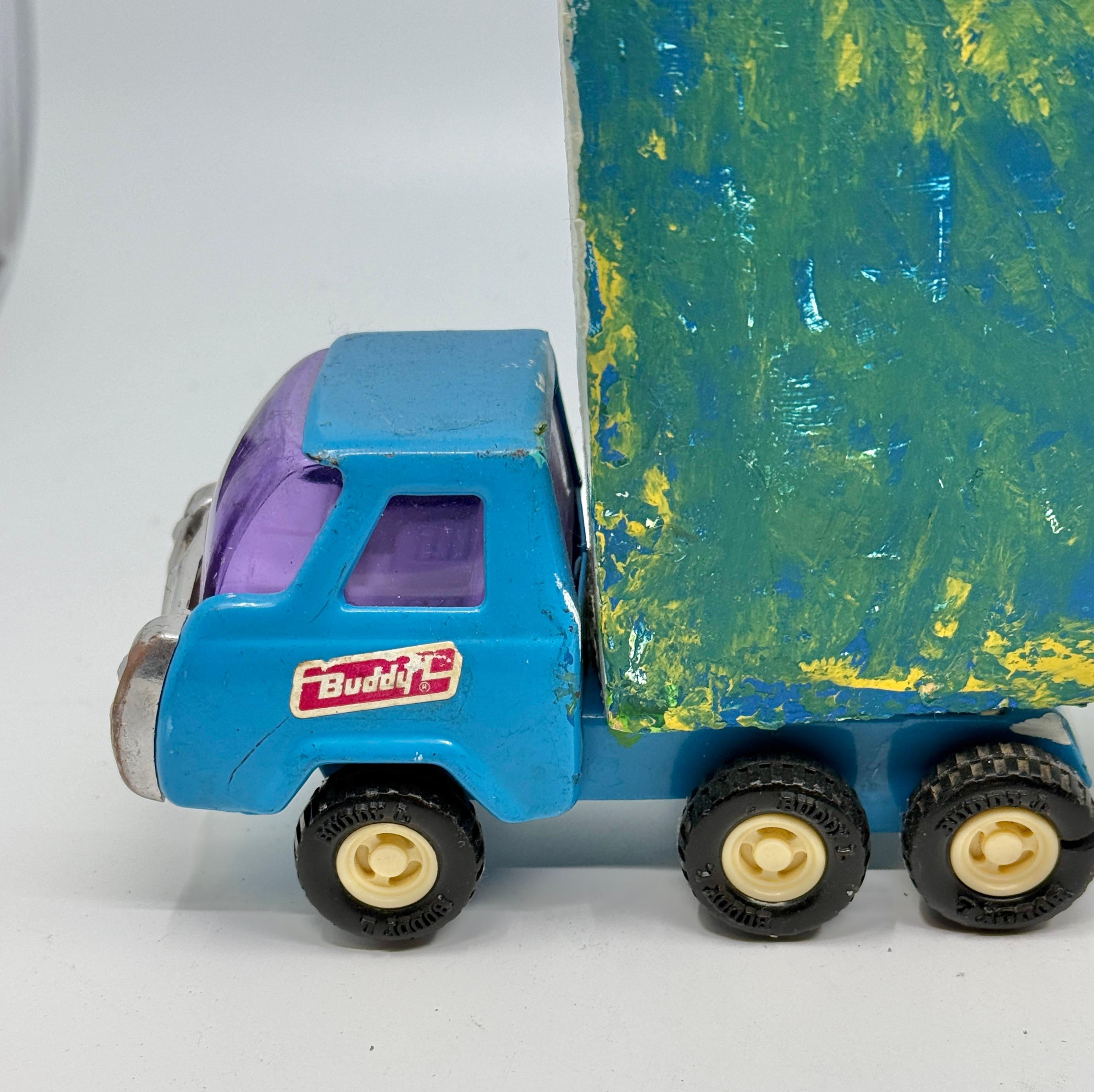Une merveilleuse sculpture fantaisiste au motif abstrait, réalisée par le célèbre artiste californien Bruce Houston. Ce résumé  Le camion est une belle réalisation dans les bleus, les verts et les jaunes. Nous possédons un certain nombre d'œuvres de