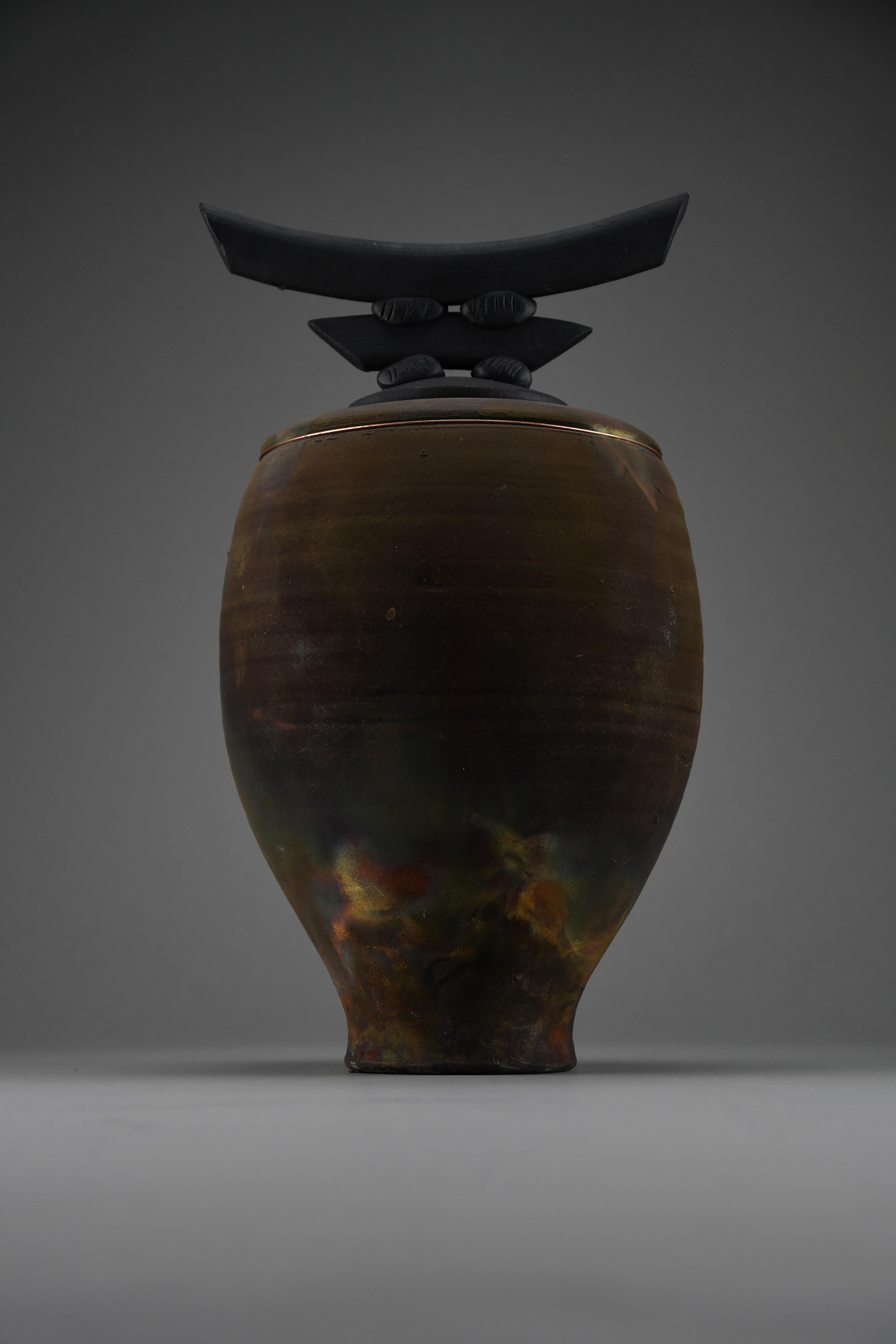 Bruce Johnson, vase unique en céramique Raku avec détails en laiton, 1999 en vente 3