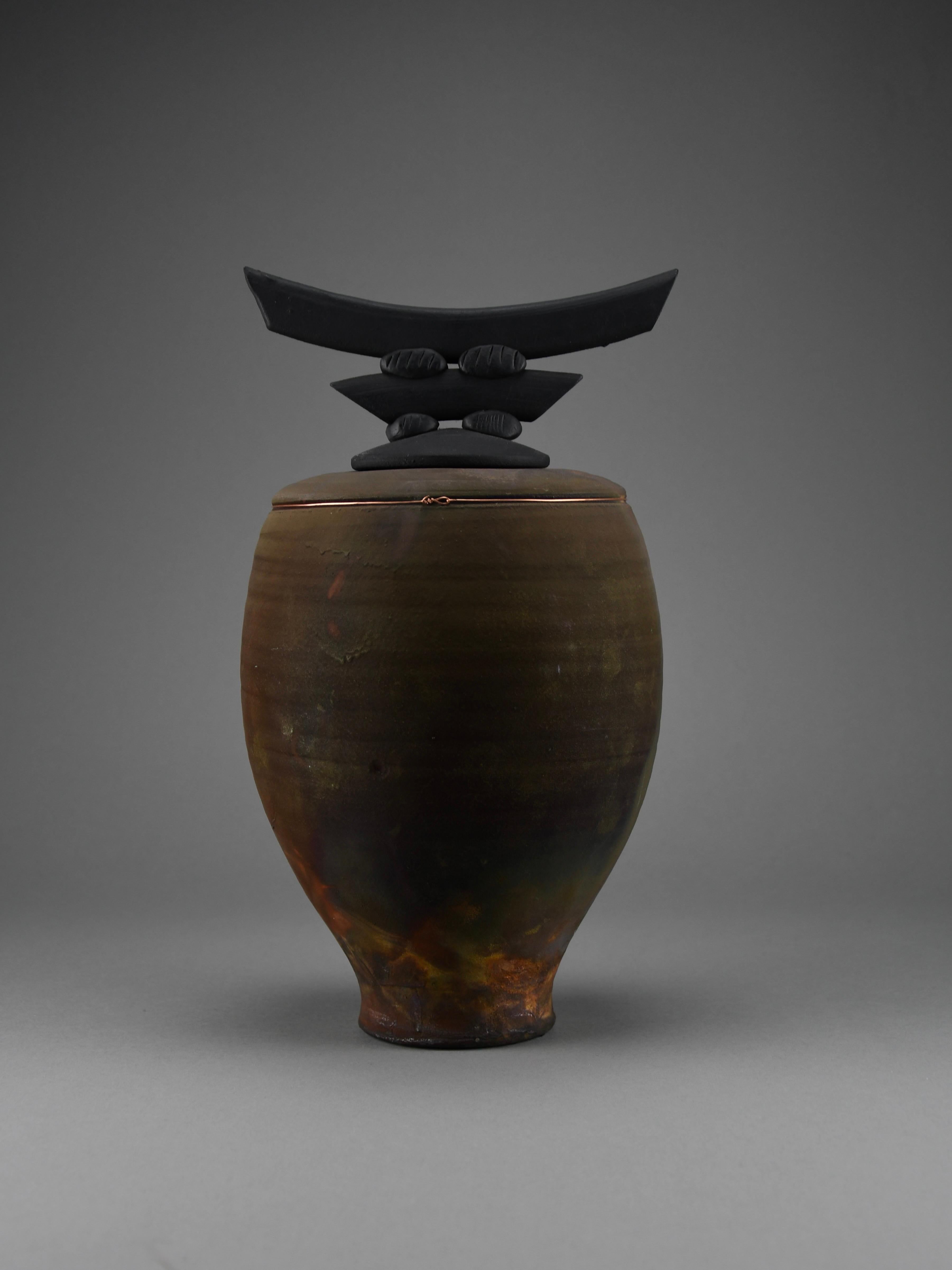 Bruce Johnson, vase unique en céramique Raku avec détails en laiton, 1999 en vente 4