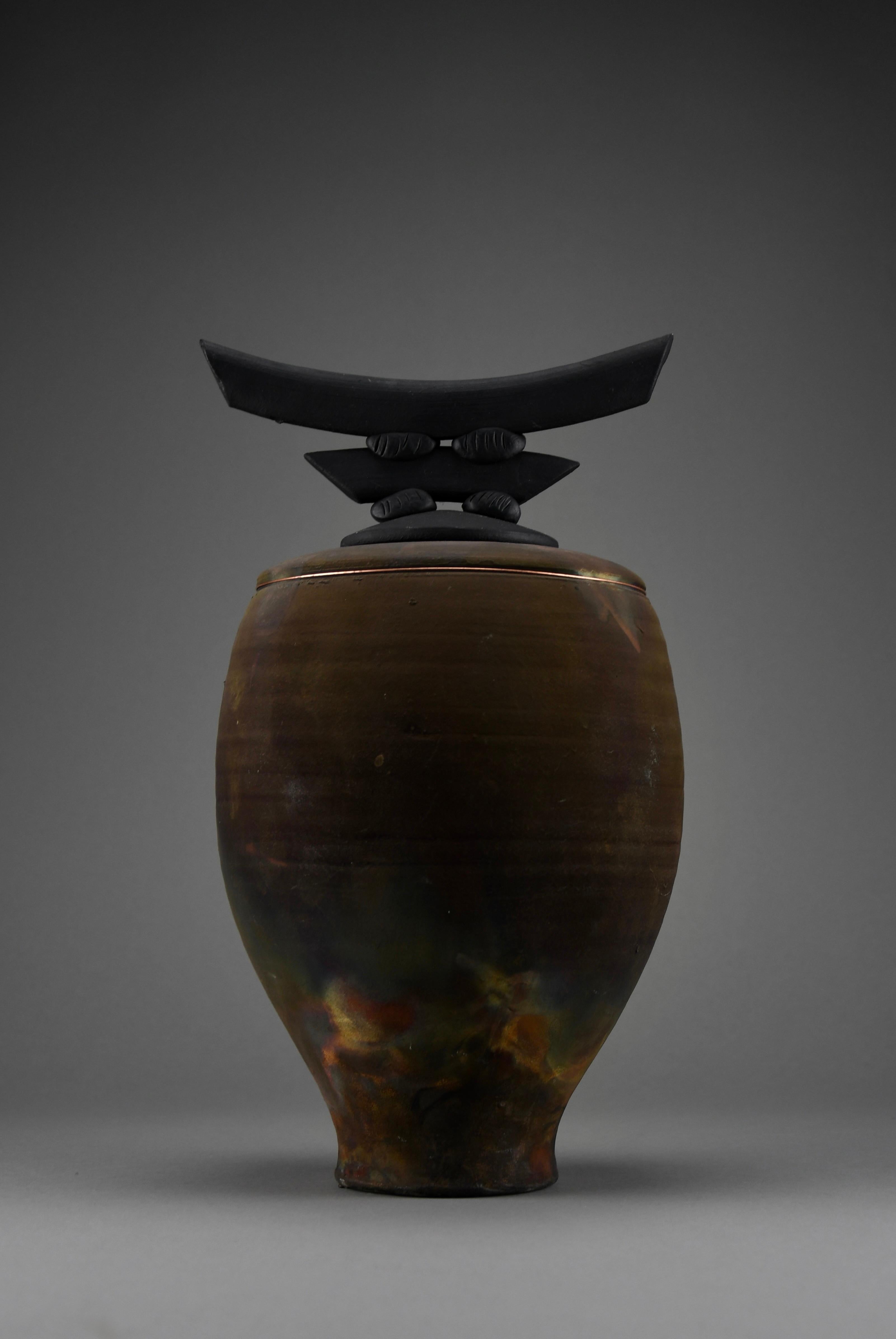 Bruce Johnson, vase unique en céramique Raku avec détails en laiton, 1999 en vente 5