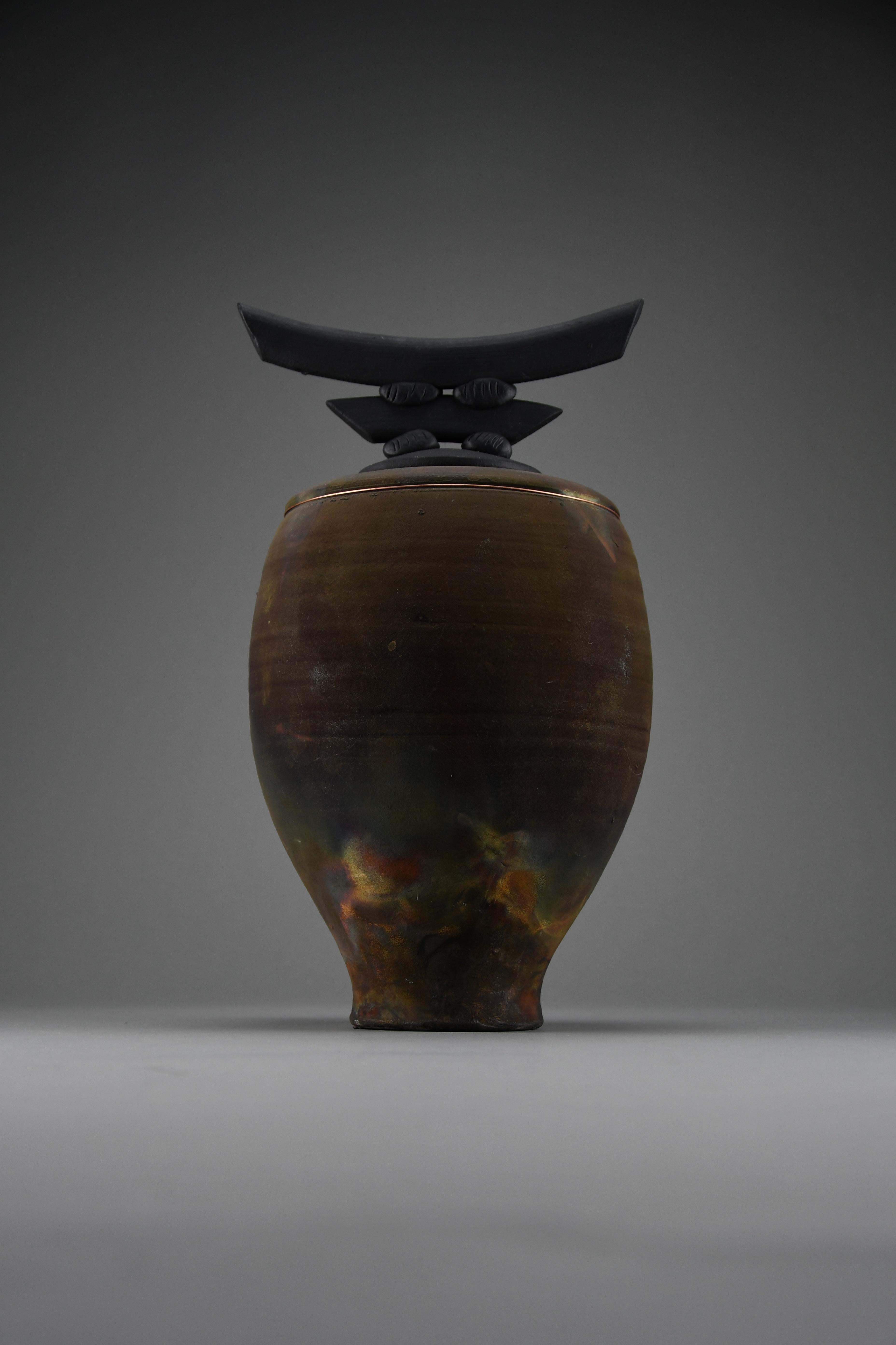 Bruce Johnson, vase unique en céramique Raku avec détails en laiton, 1999 en vente 6