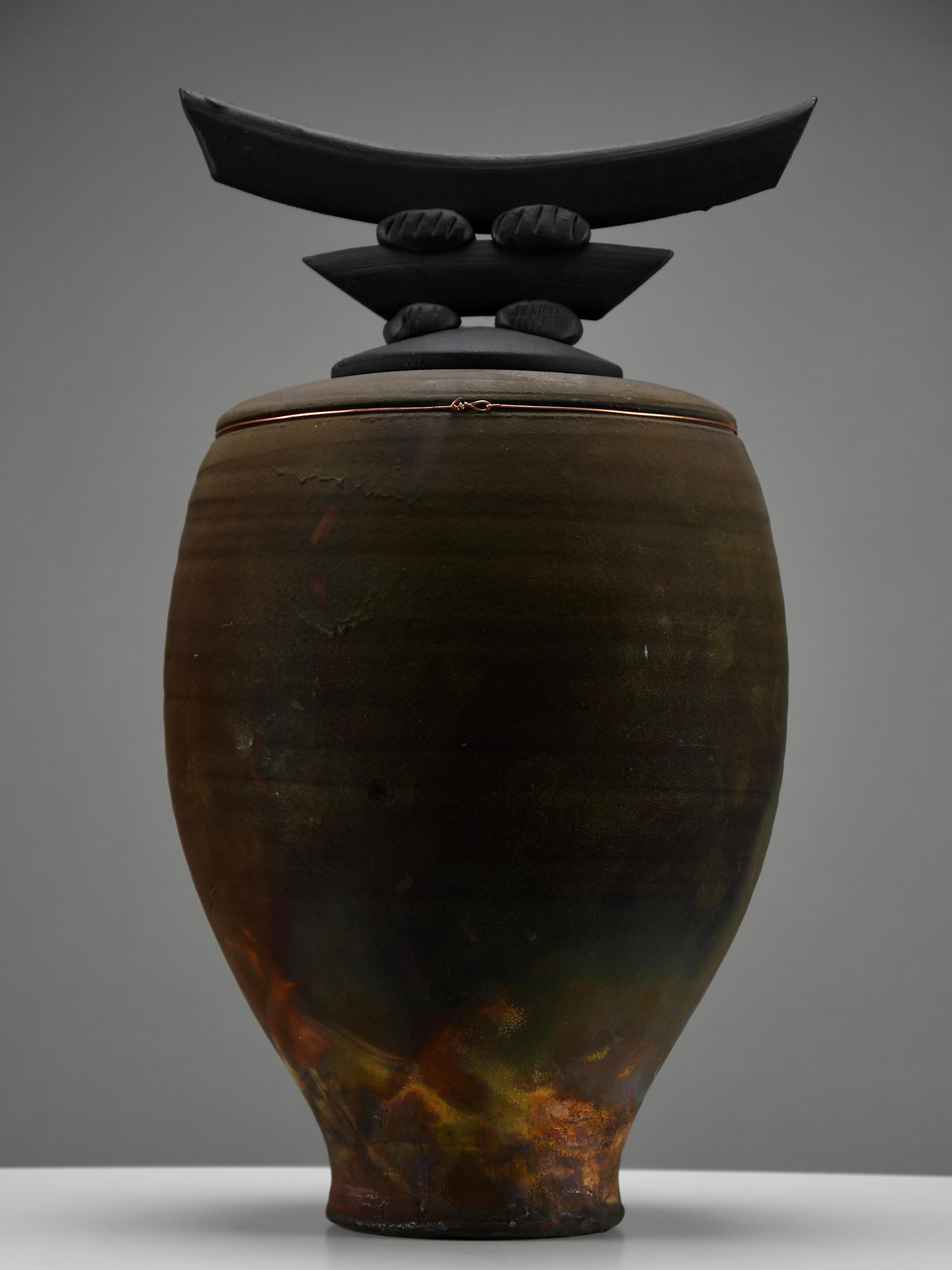 Moderne Bruce Johnson, vase unique en céramique Raku avec détails en laiton, 1999 en vente