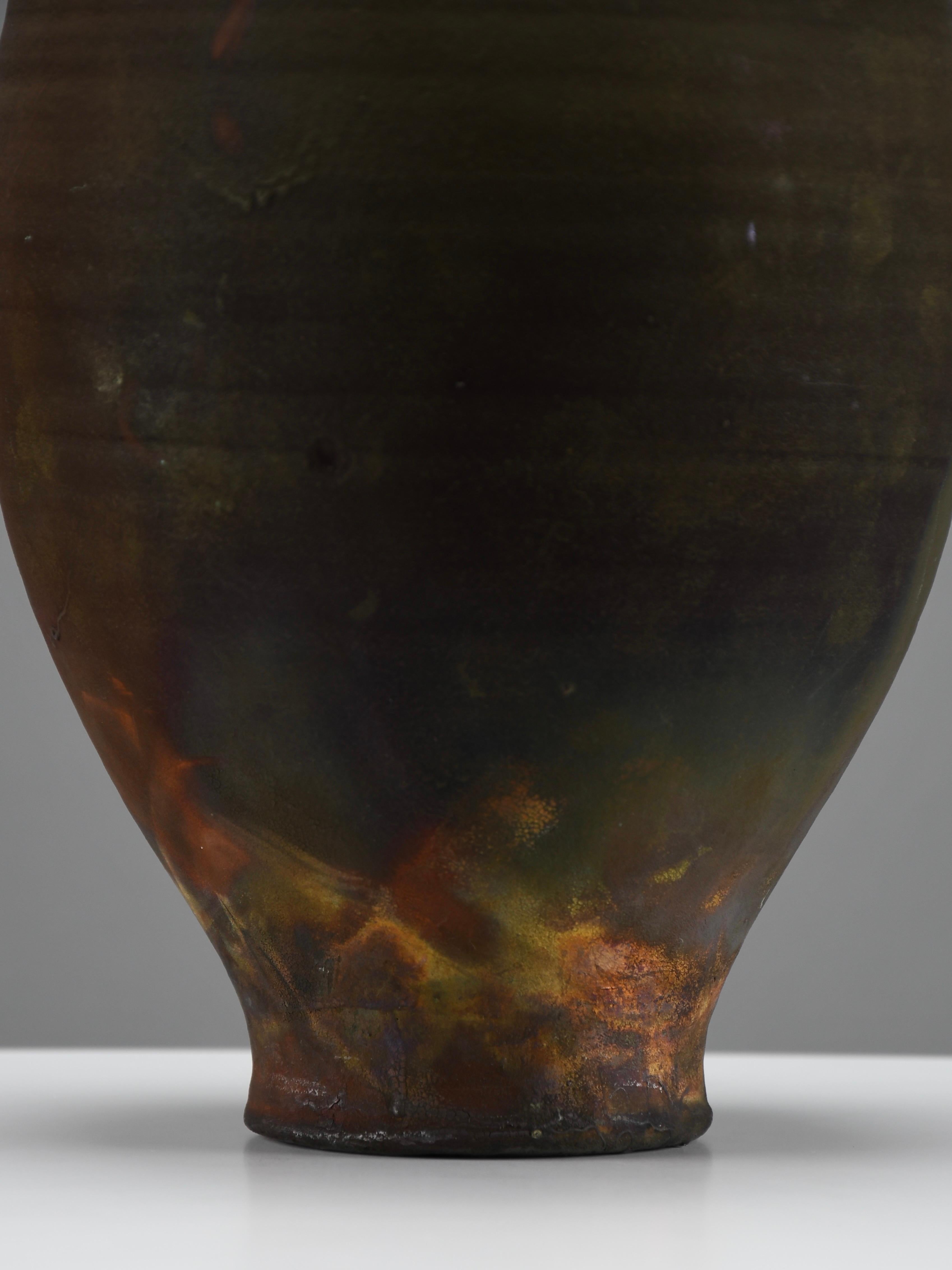 Américain Bruce Johnson, vase unique en céramique Raku avec détails en laiton, 1999 en vente