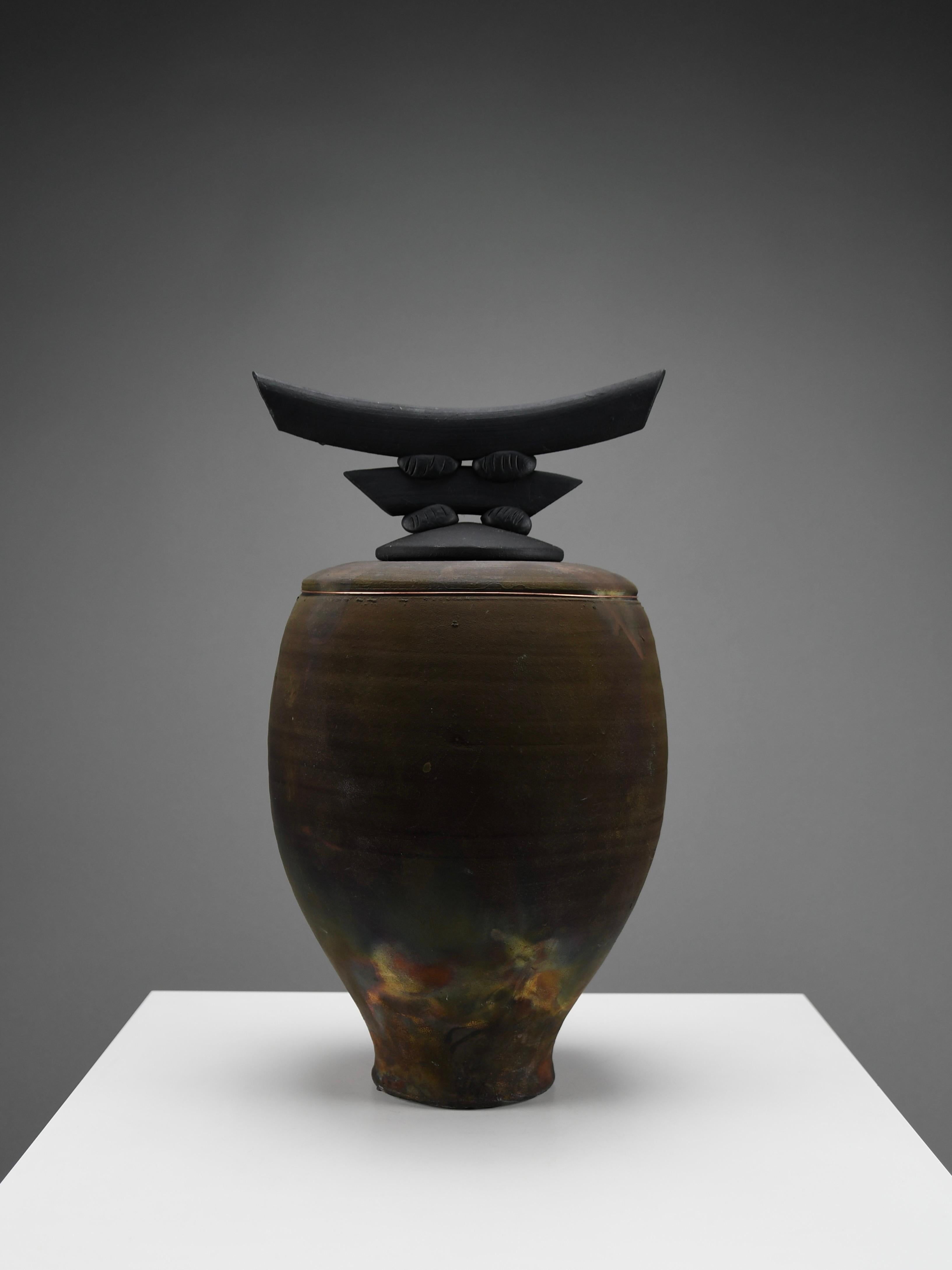 Bruce Johnson, vase unique en céramique Raku avec détails en laiton, 1999 Bon état - En vente à Weesp, NL