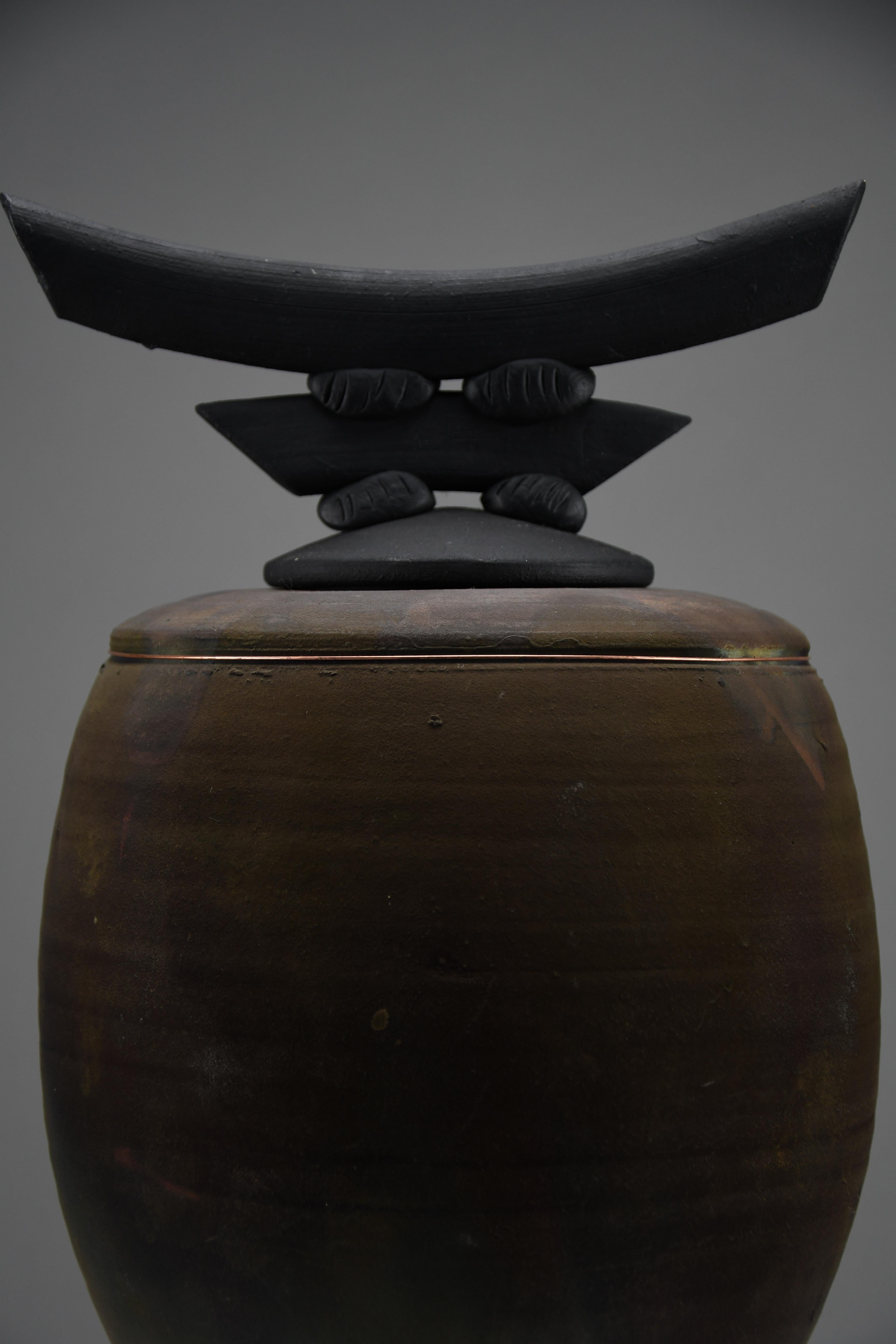 Fin du 20e siècle Bruce Johnson, vase unique en céramique Raku avec détails en laiton, 1999 en vente
