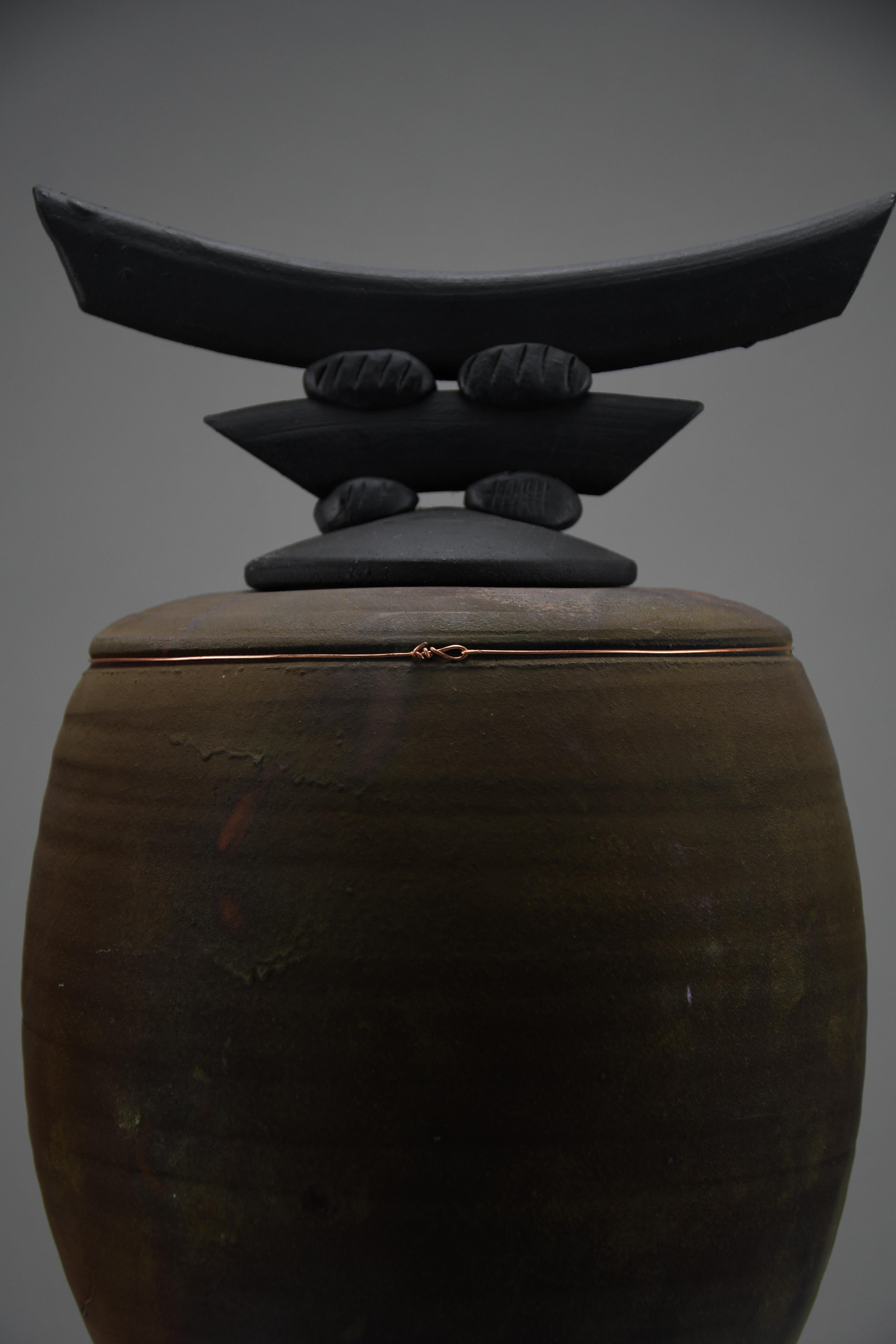 Laiton Bruce Johnson, vase unique en céramique Raku avec détails en laiton, 1999 en vente