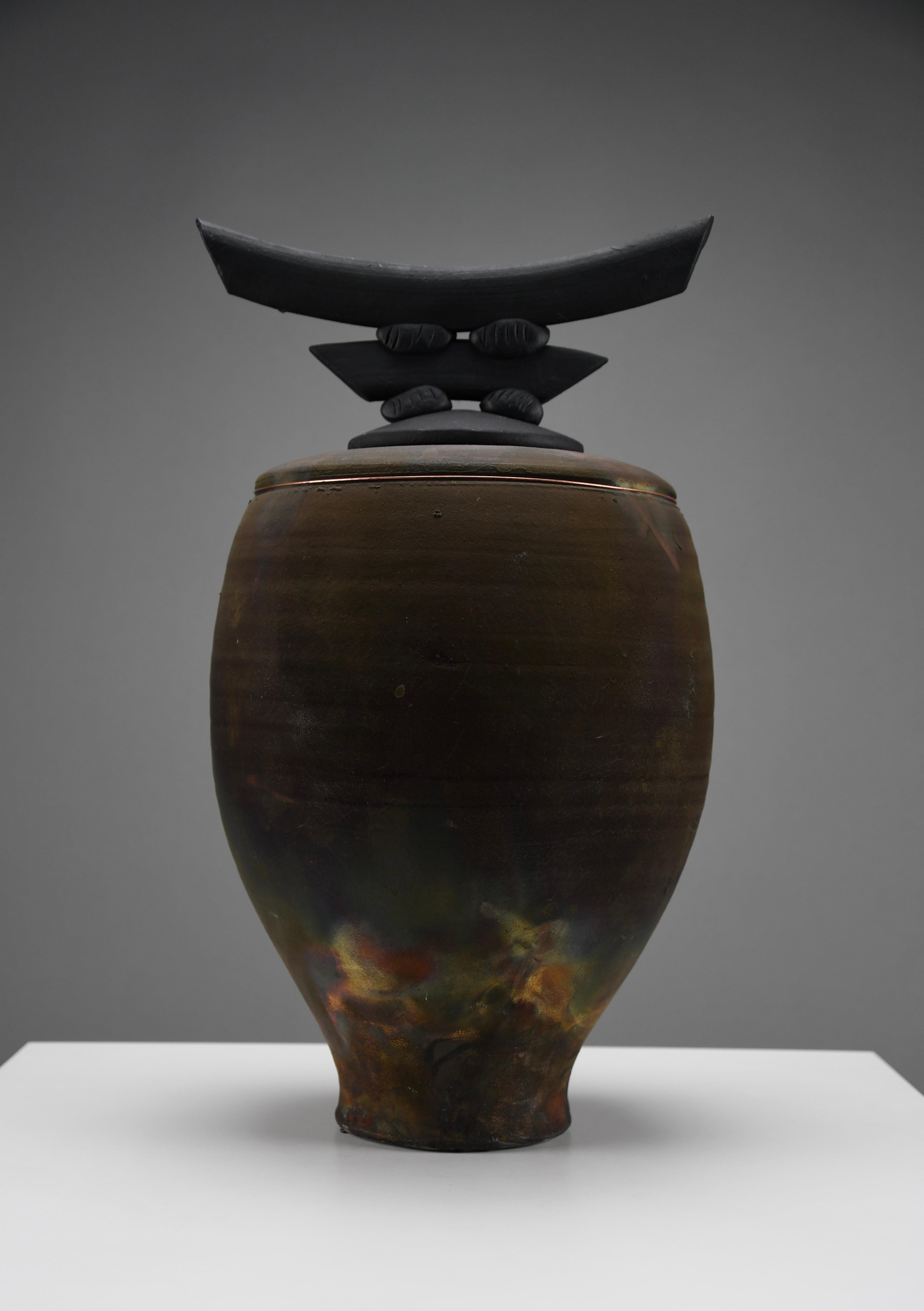 Bruce Johnson, vase unique en céramique Raku avec détails en laiton, 1999 en vente 1