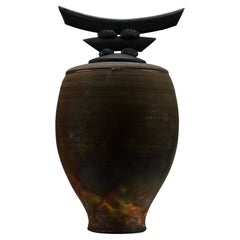 Bruce Johnson, vase unique en céramique Raku avec détails en laiton, 1999