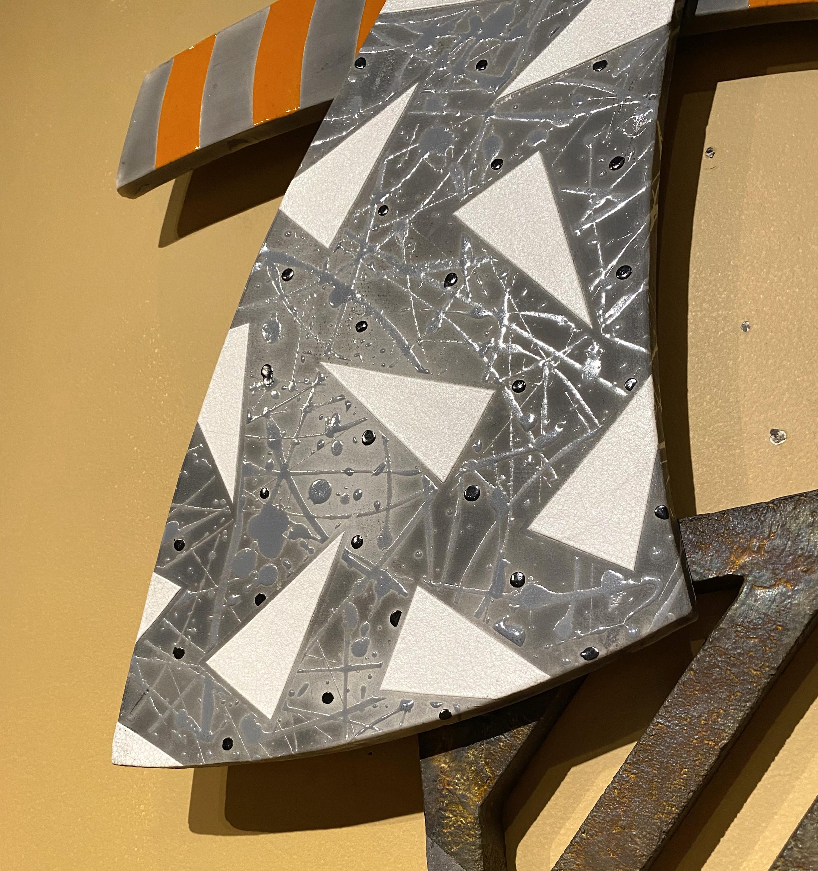Modernistische abstrakte Wandskulptur aus Keramik der Moderne im Angebot 1