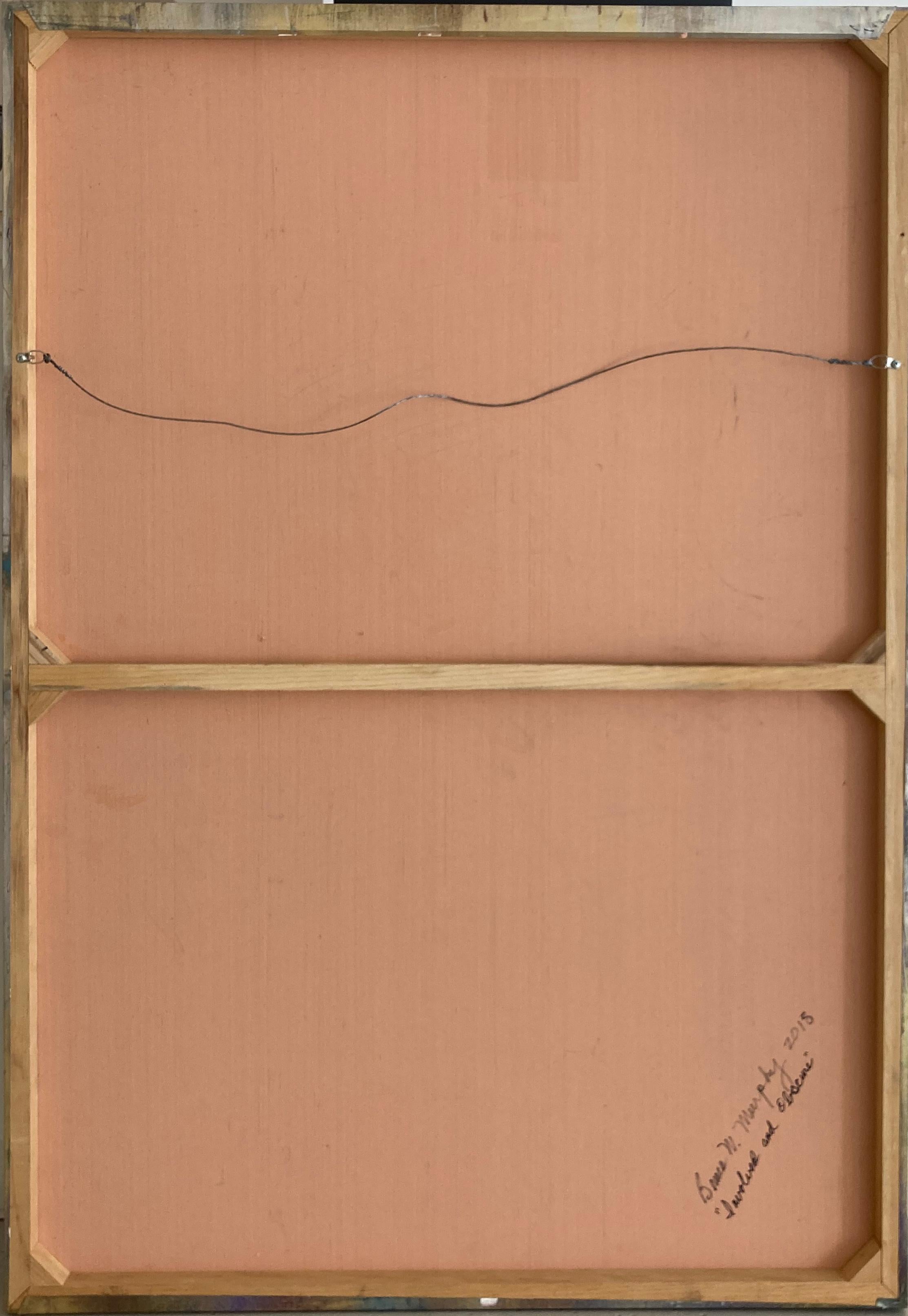 Gestische abstrakte expressionistische Malerei auf Archivpapier, das mit goldenem und silbernem Metallic-Pulver und Akzenten aus blauer, bordeauxroter, grüner und violetter Emaillefarbe auf eine Tafel aufgezogen ist
