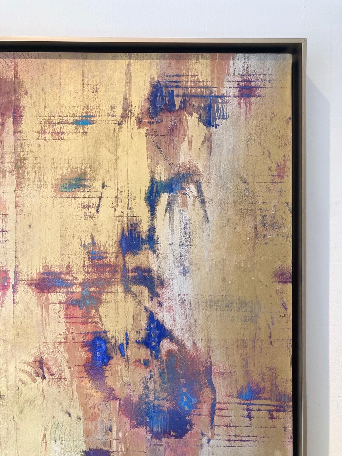 Gestische abstrakte expressionistische Malerei auf Archivpapier, das mit goldenem und silbernem Metallpulver und blauen, violetten und blaugrünen Farbakzenten auf eine Tafel aufgezogen wurde.
