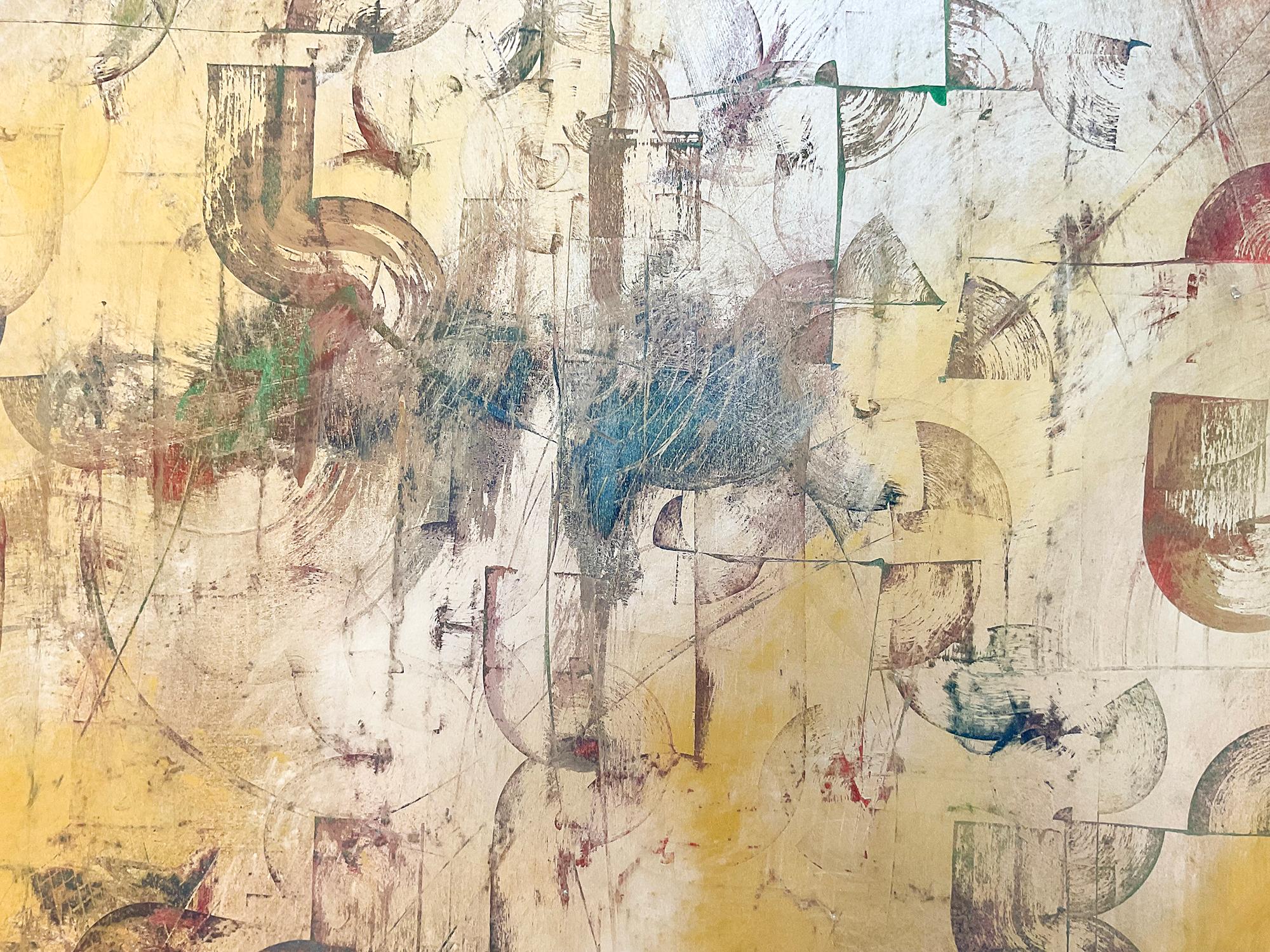 Gestische abstrakte expressionistische Malerei auf Archivpapier mit goldenem und silbernem Metallic-Puder und Akzenten aus blauer, burgunderroter und grüner Emaillefarbe
