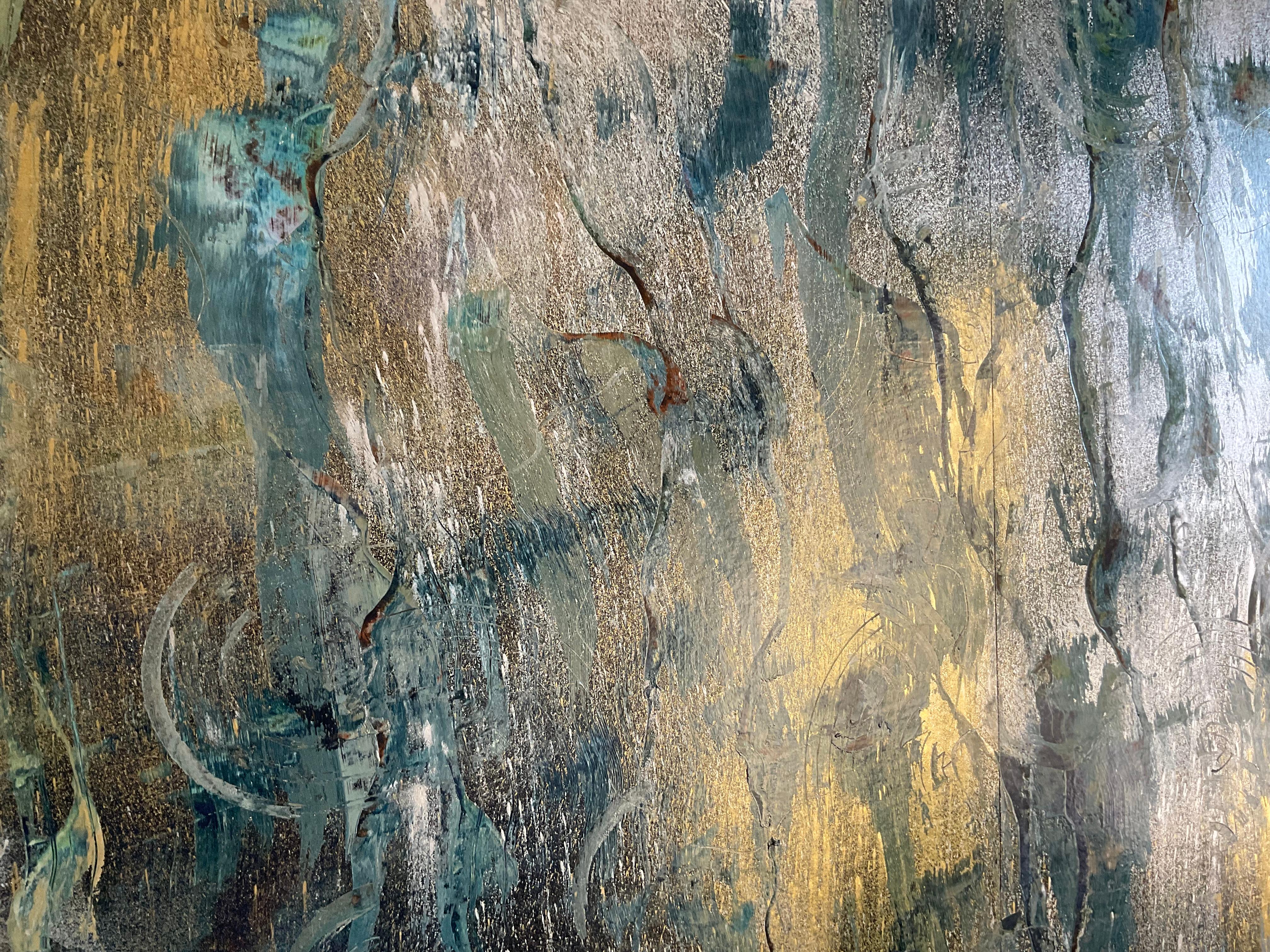 Peinture abstraite gestuelle sur papier avec des accents de bleu, de gris foncé et de sarcelle sous des poudres métalliques argentées et dorées.
