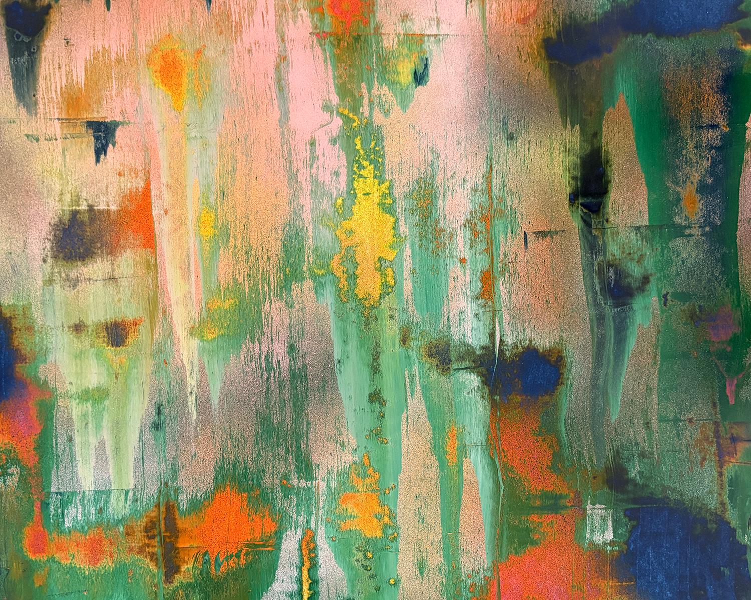 Gestische abstrakte expressionistische Malerei auf Leinwand in bunten Farbtönen grün, blau und orange auf einem goldenen und silbernen Hintergrund 
