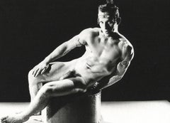 Ohne Titel #3245-5 ( Mann liegend mit Federkopfschmuck), männlicher Akt Physique