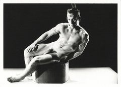 Senza titolo #3245-5 (Uomo sdraiato con copricapo di piume), fisico nudo maschile