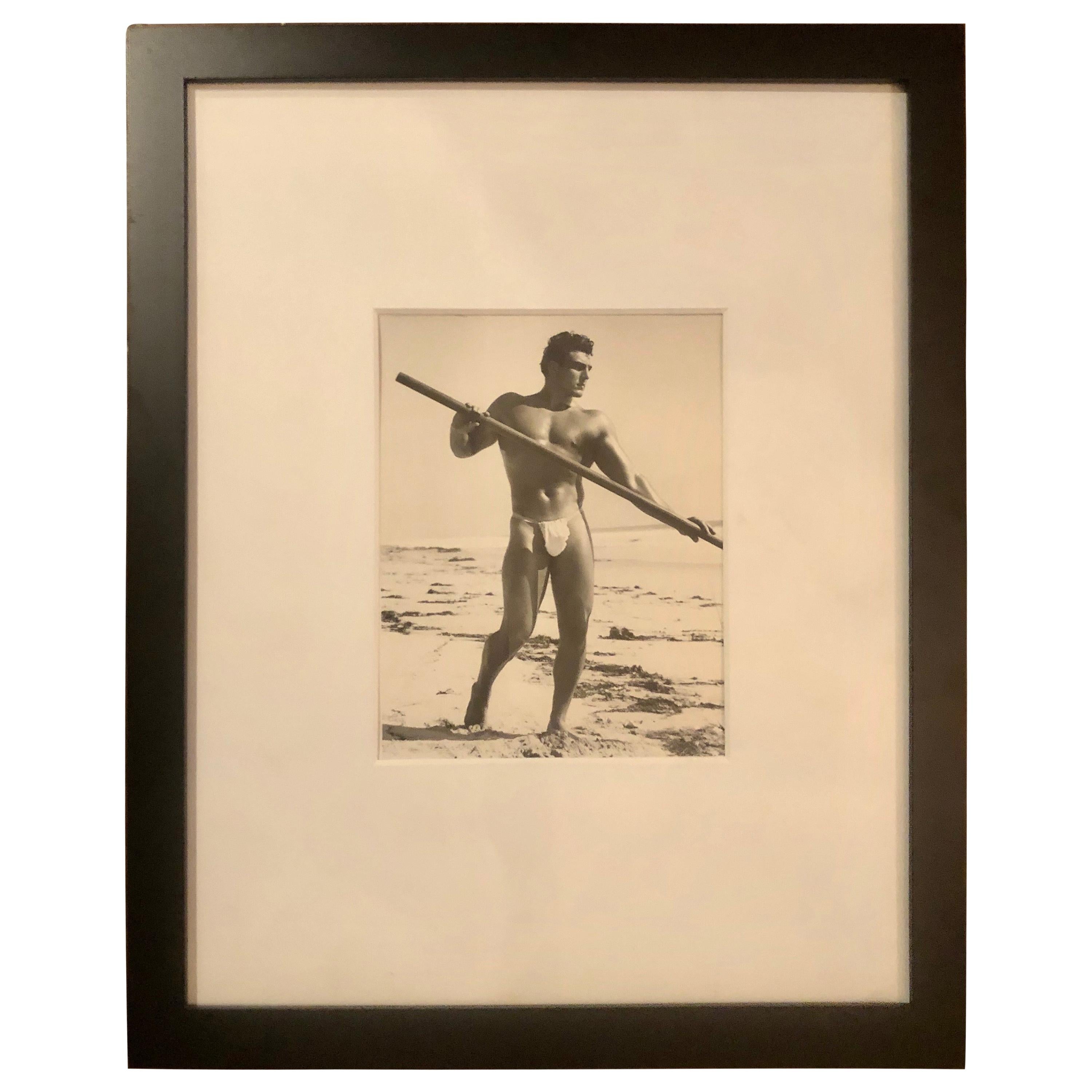 Aus einer wichtigen Sammlung von männlichen Körperbau und Beefcake, in den 1960er Jahren gedruckt, durch das Studio unterzeichnet, wenn Mr. Bruce Bellas alias Bruce von LA war lebendig. Dieses Bild ist von sehr gut aussehend und Bruce Favorit,